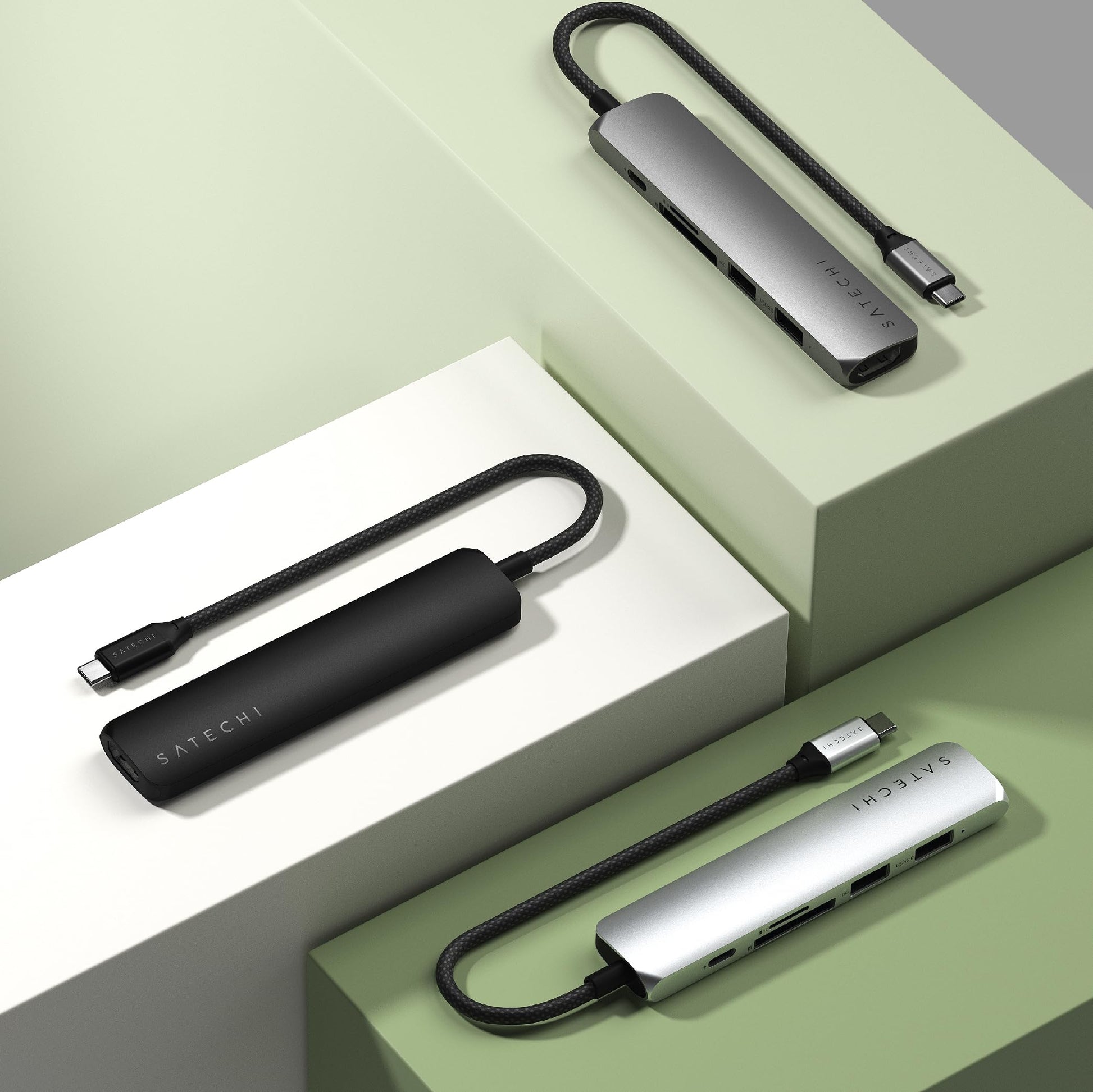 Adaptador USB-C Satechi Negro 6 en 1 con HDMI 4K, Carga PD y Lectores de Tarjetas
