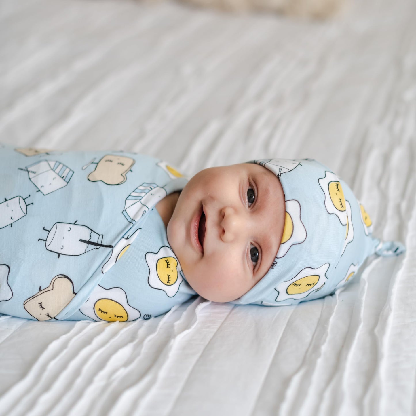 Little Sleepies - Juego de manta para envolver y sombrero, para bebés recién nacidos, viscosa suave de bambú (amigos de desayuno azules)
