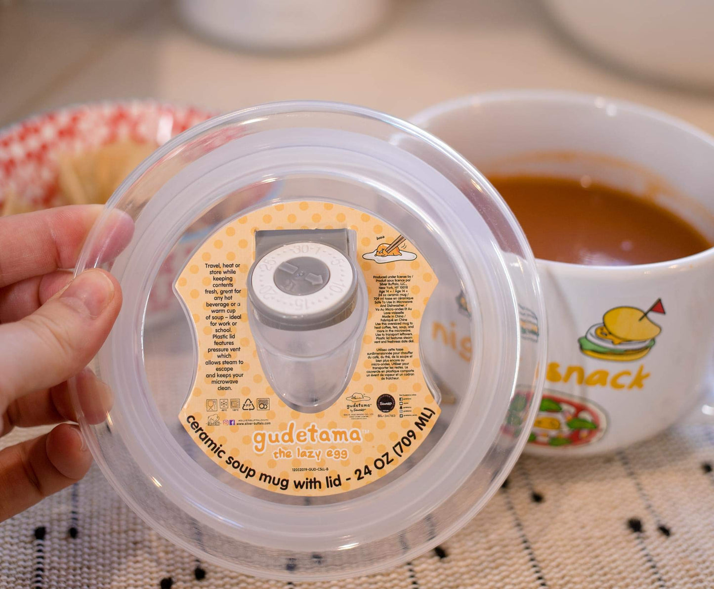 Taza de Sopa de Cerámica Silver Buffalo Sanrio Gudetama con Tapa Ventilada de Plástico 710 cc