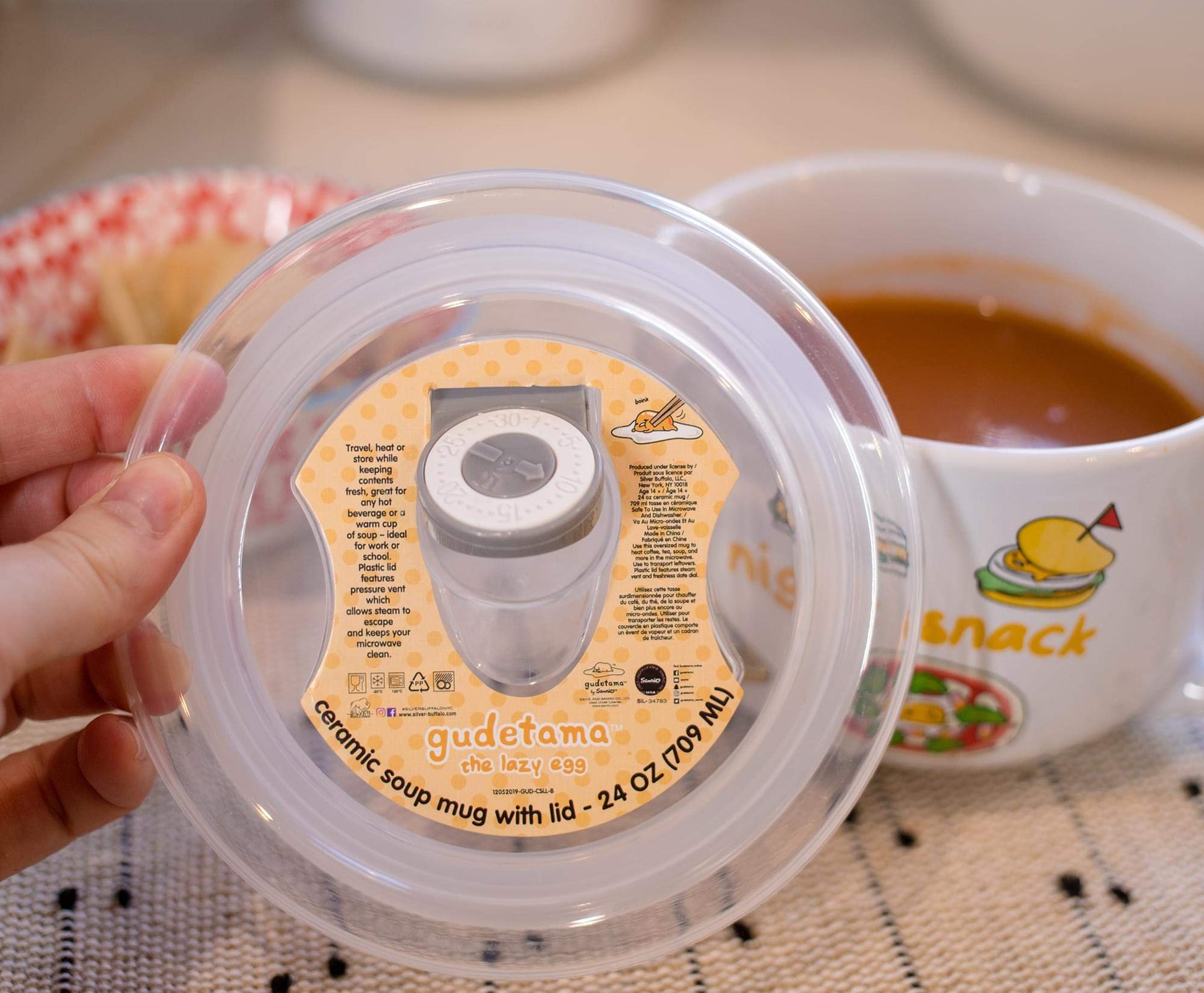 Taza de Sopa de Cerámica Silver Buffalo Sanrio Gudetama con Tapa Ventilada de Plástico 710 cc