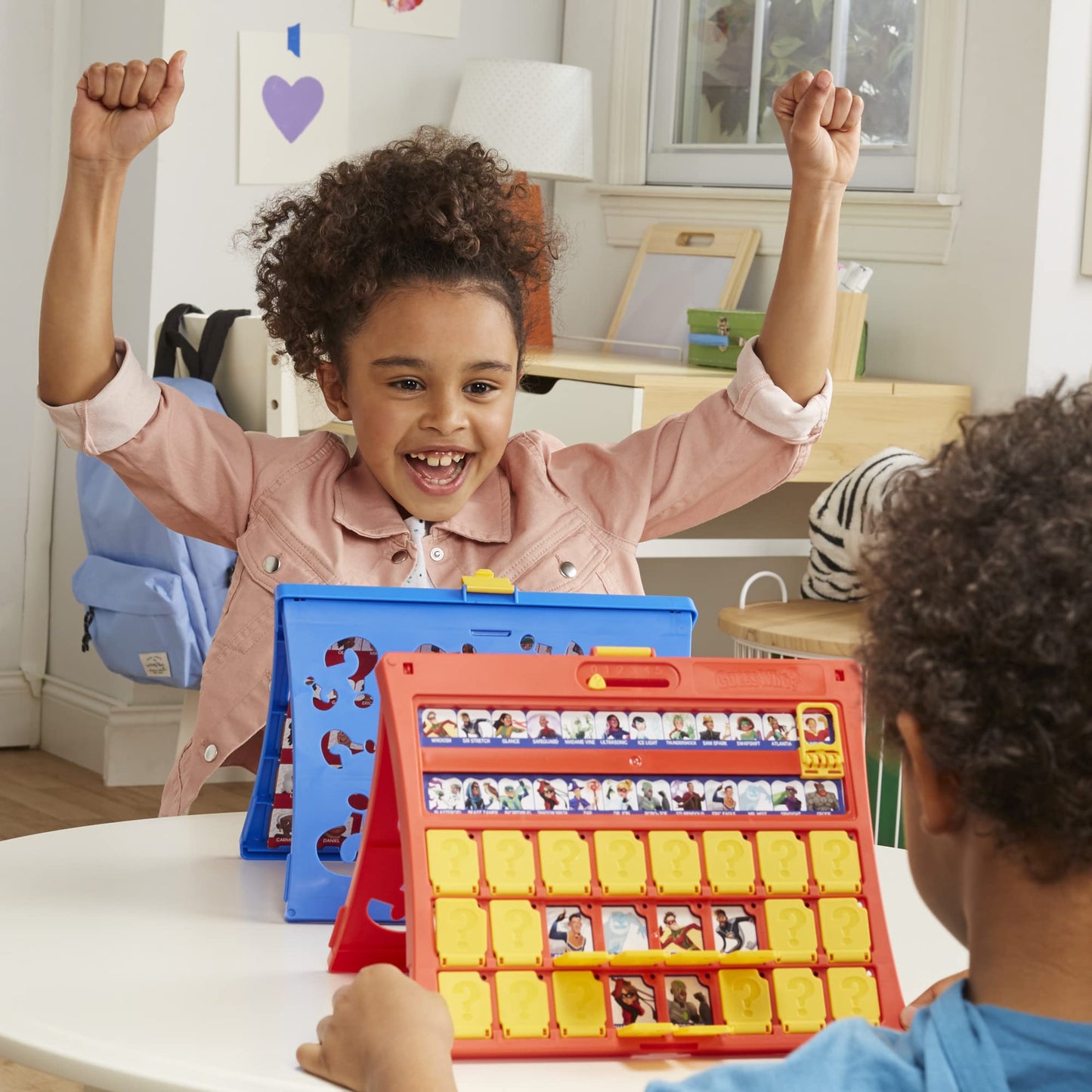 Hasbro Gaming Guess Who? Marco Original fácil de Cargar, Hoja de Personajes de Doble Cara, Juegos de Mesa para 2 Jugadores para niños, Juegos de adivinar para familias, a Partir de 6 años