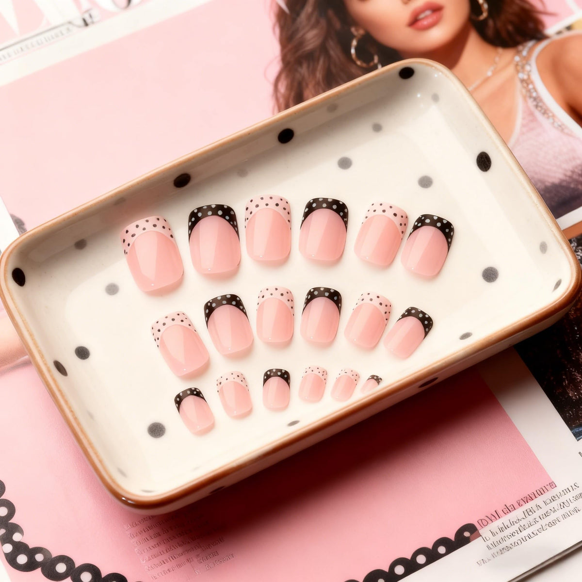 SXVME Uñas postizas cortas de lunares con punta francesa blanca, cuadradas, con diseños, redondas y bonitas de lunares negros, reutilizables, con pegamento de gel suave para mujer (24 unidades)