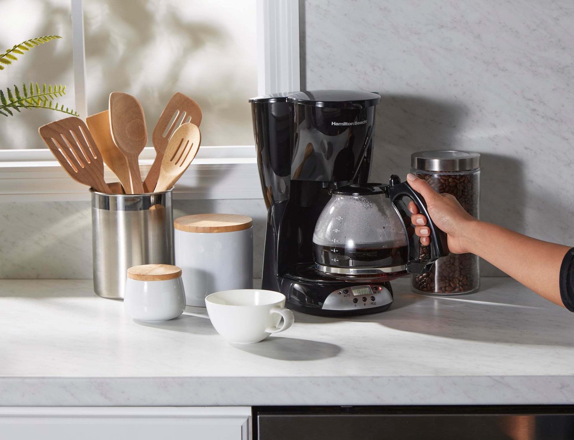 Hamilton Beach Cafetera programable de 12 tazas Hamilton Beach, jarra de vidrio, negro y plateado, 49465R
