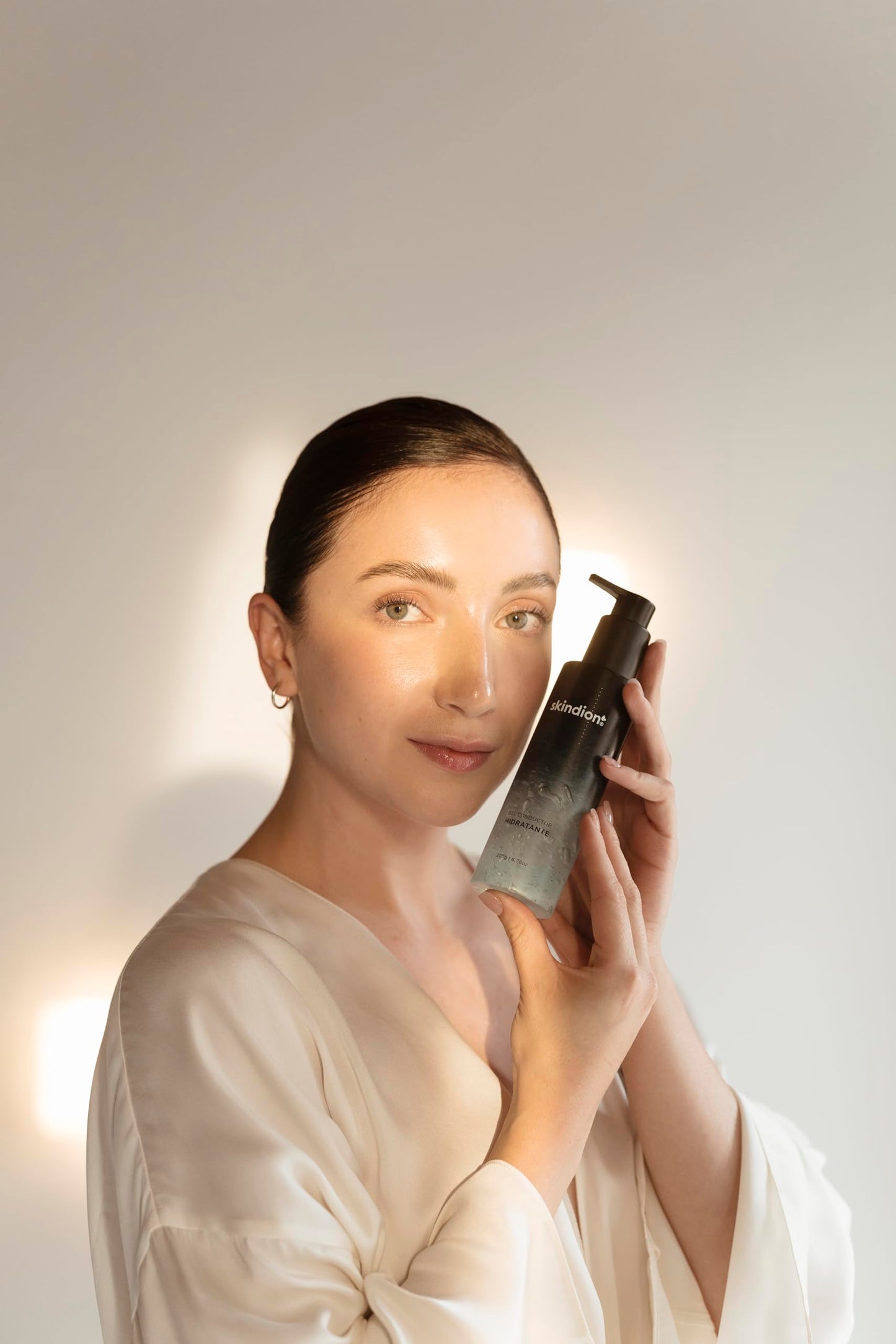 Skindion Gel Hidratante Facial con Ácido Hialurónico y Colágeno | Conductor de Microcorriente