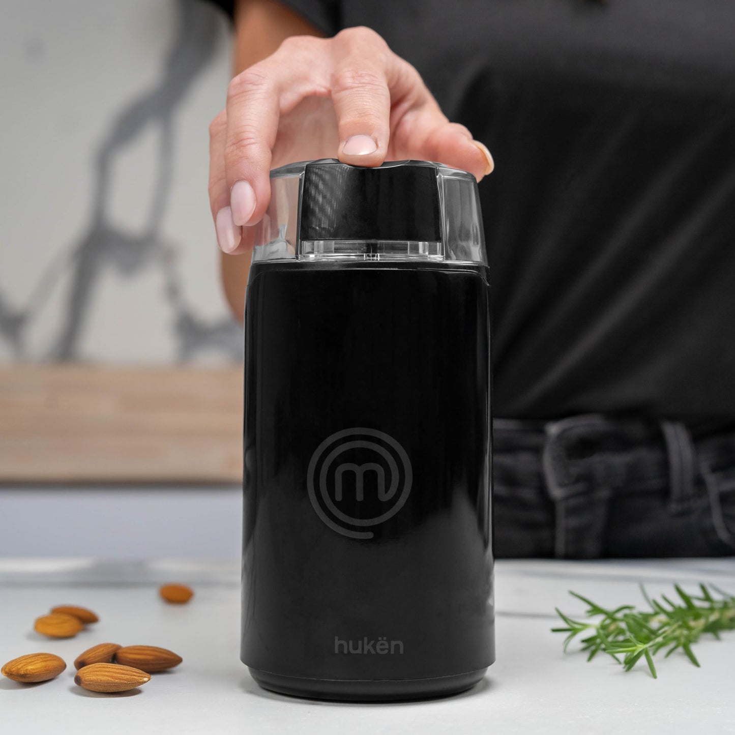 Hukën x MasterChef | Molino Eléctrico de Café Premium | Molido Perfecto | Acero Inoxidable | Capacidad de 50 gr. | 150 W | Diseño Compacto y Eficiente