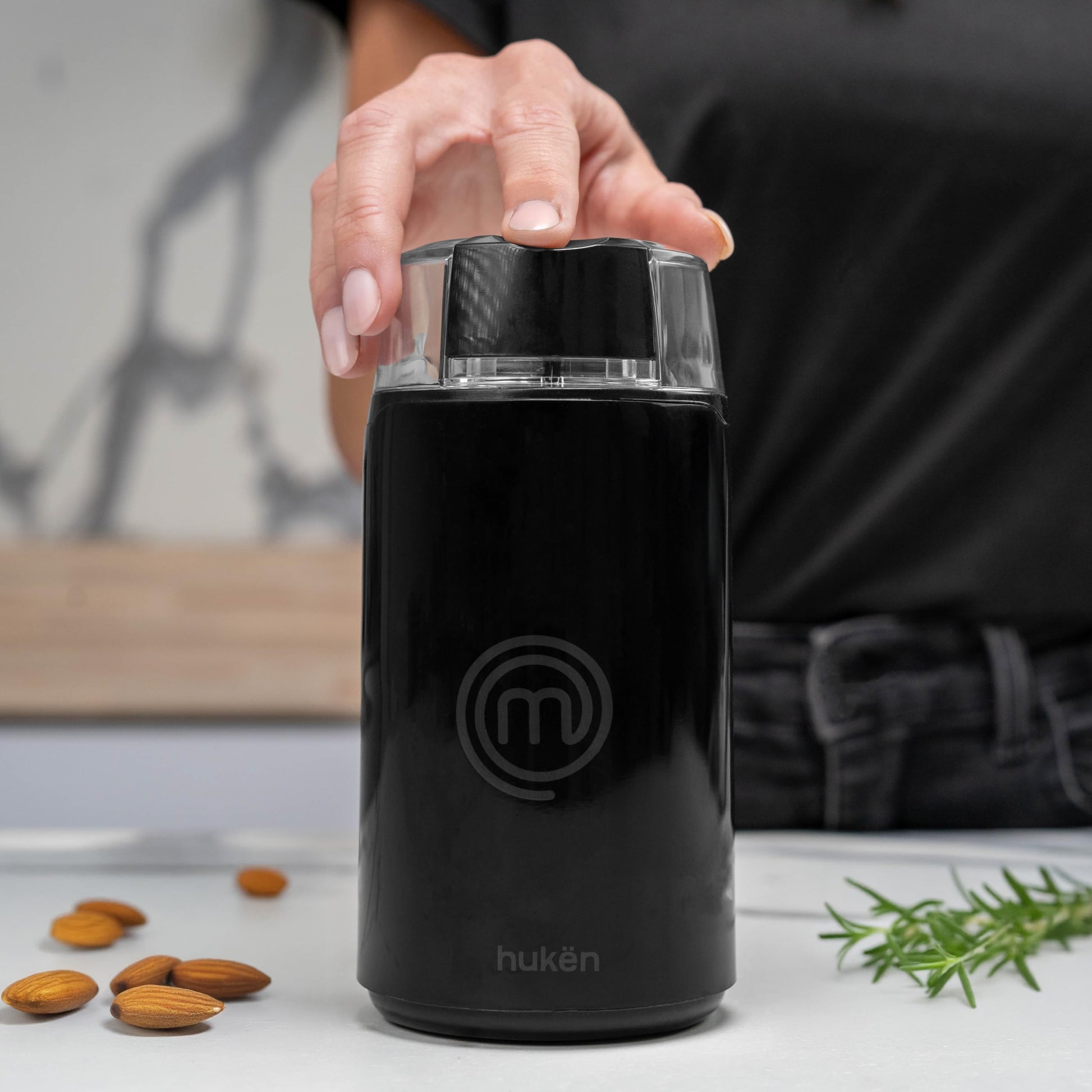 Hukën x MasterChef | Molino Eléctrico de Café Premium | Molido Perfecto | Acero Inoxidable | Capacidad de 50 gr. | 150 W | Diseño Compacto y Eficiente