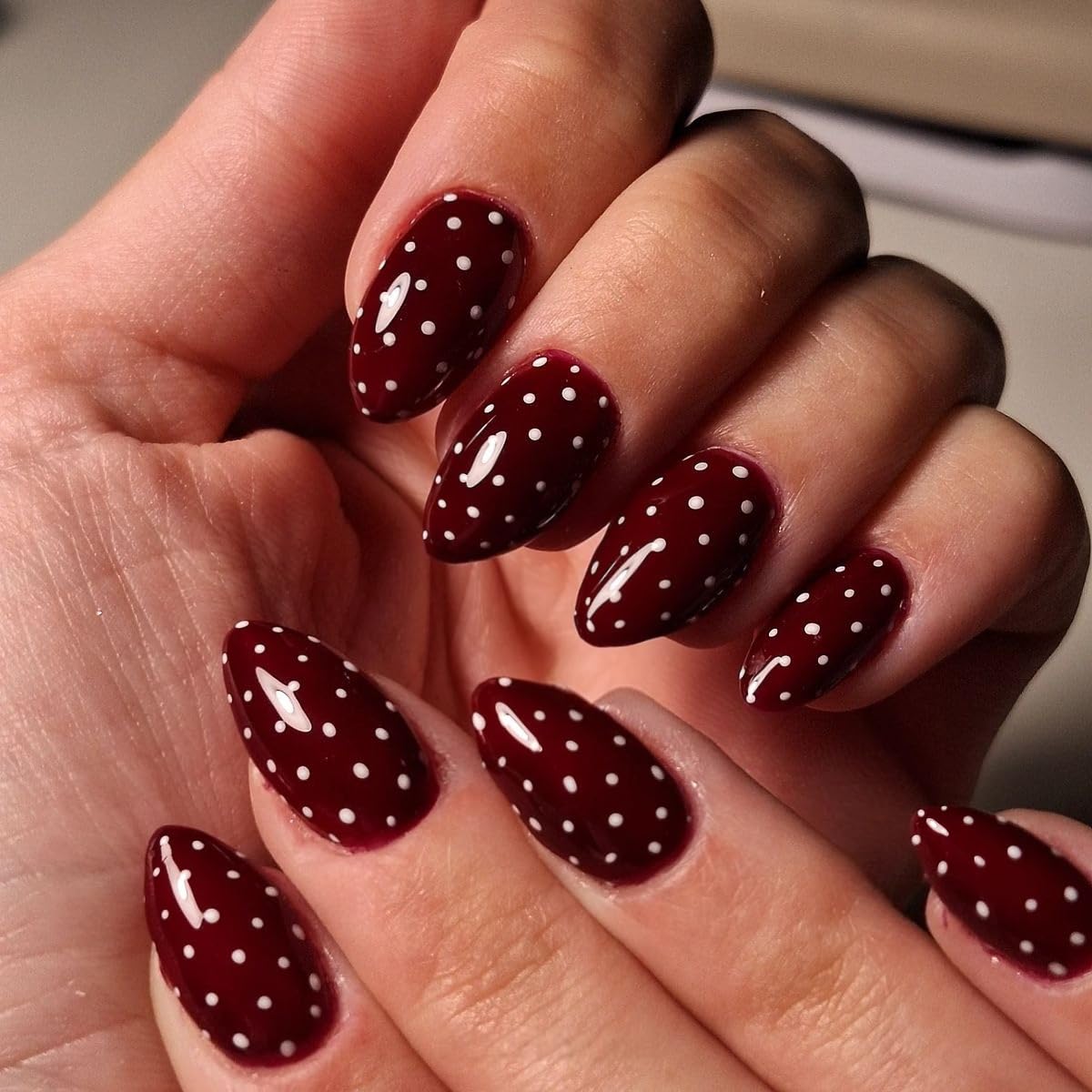 Uñas Postizas SXVME Almendra con Lunares Blancos, Diseño de Aguja y Gel Suave para Mujer