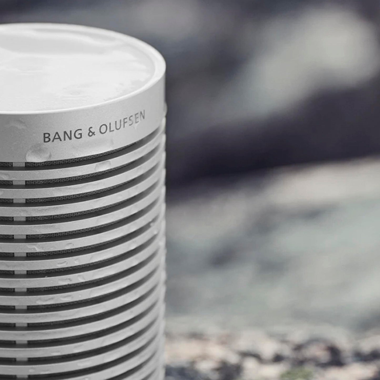 Bang & Olufsen Beosound Explore - Altavoz Bluetooth inalámbrico para Exteriores, IP67 a Prueba de Polvo e Impermeable, Niebla Gris