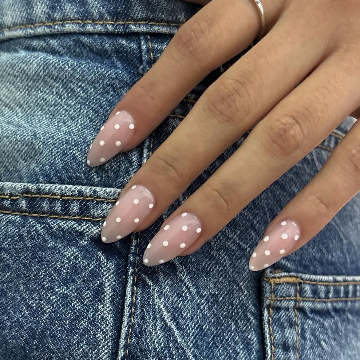 SXVME Uñas postizas de San Valentín en almendra, rosa nude, tamaño mediano, con diseño de mini lunares blancos, reutilizables, de gel suave, para mujer, 24 unidades