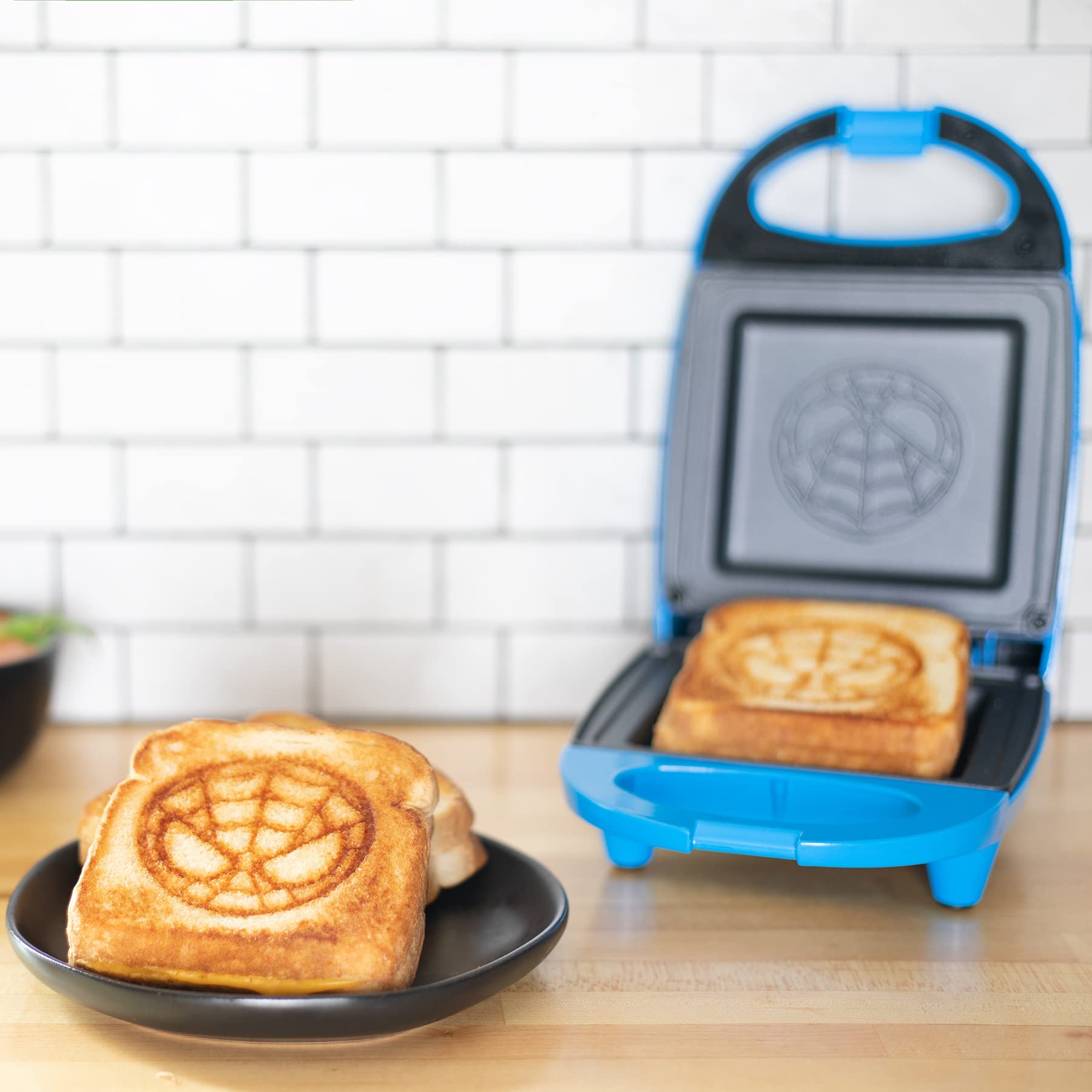 Sandwichera Uncanny Brands Marvel Spider-Man Electrodoméstico de Cocina