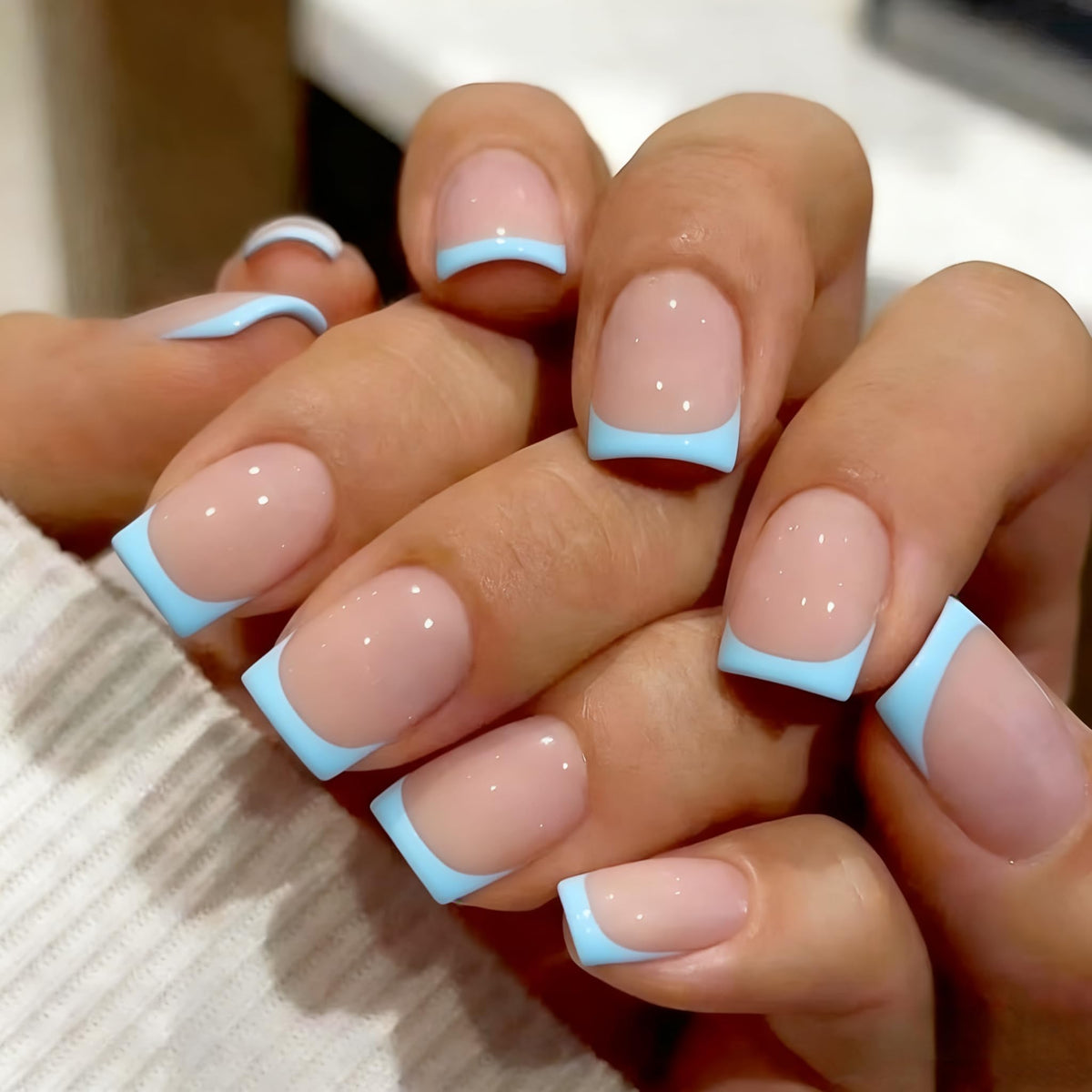 JOYVVEW Uñas francesas cortas y cuadradas, uñas postizas azules con base nude natural, uñas postizas con pegamento, uñas postizas clásicas reutilizables de gel para uso diario, 30 unidades