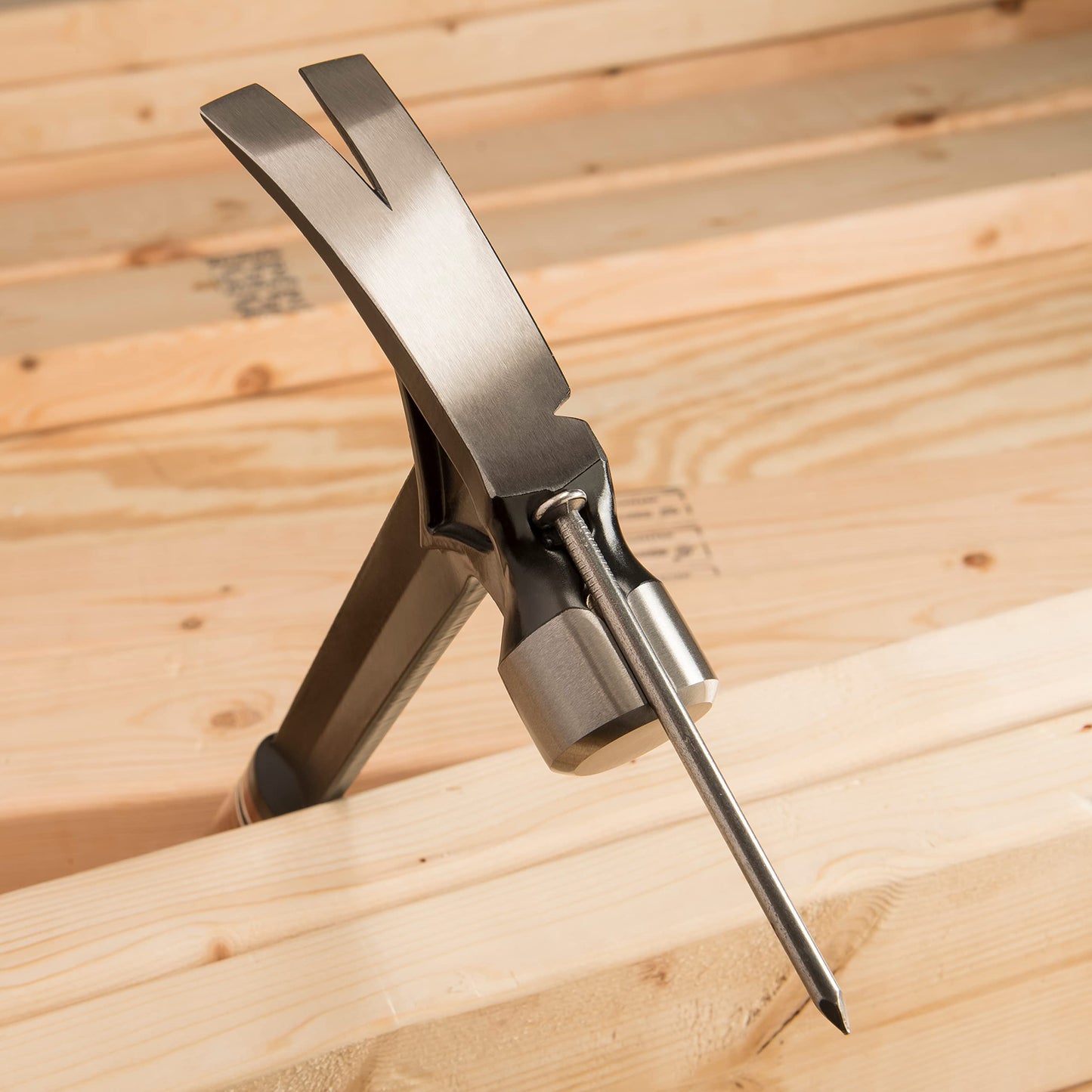 Martillo Estwing Ultra Series Negro con Garra Rasgadora y Agarre Antigolpes