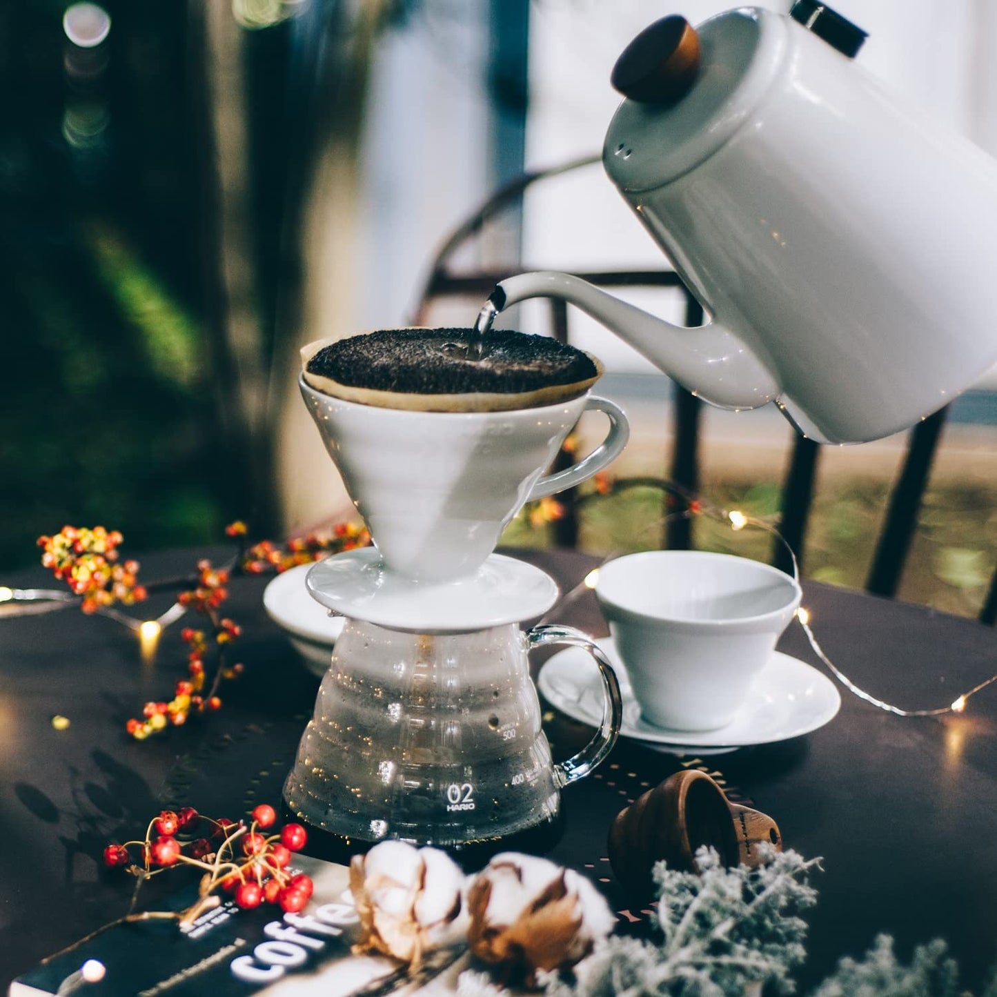 Hario V60 - Cafetera de cerámica para verter sobre cono tamaño 02, color blanco