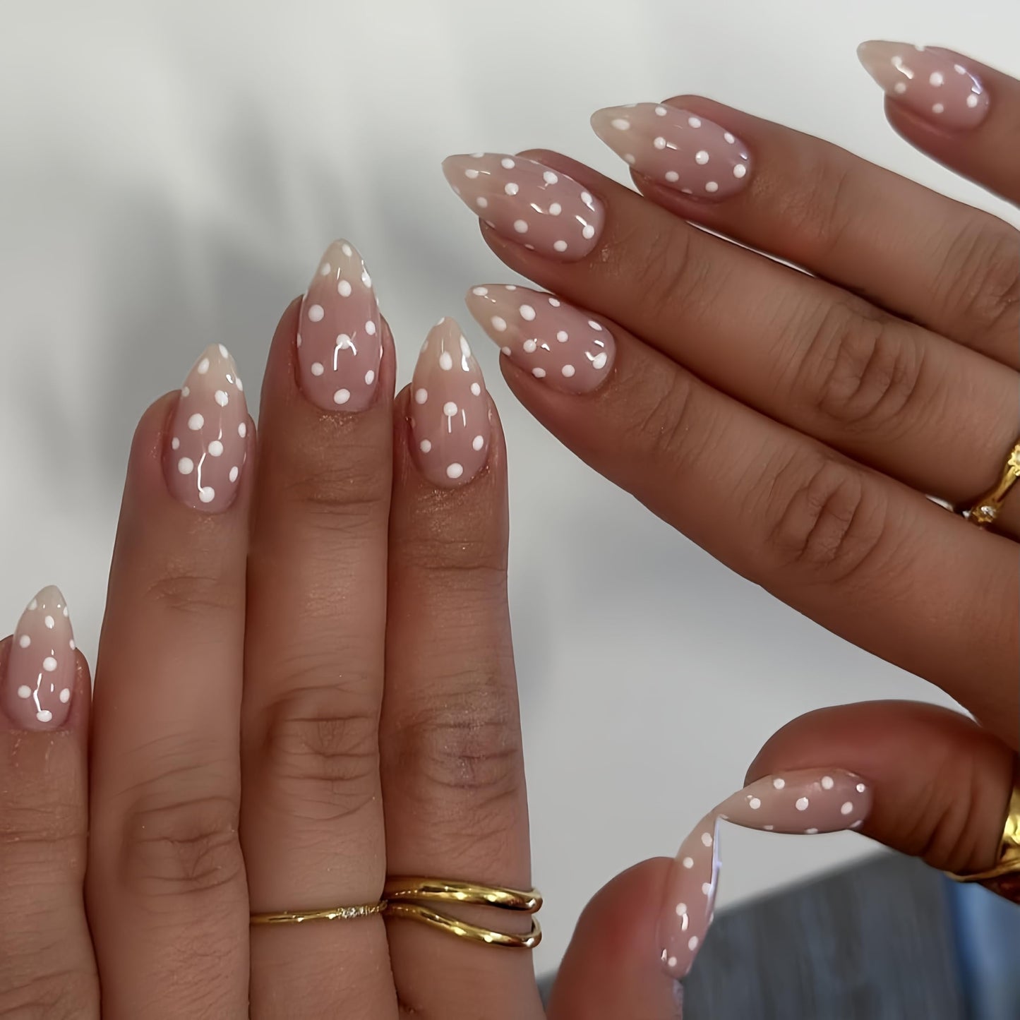 SXVME Uñas postizas de San Valentín en almendra, rosa nude, tamaño mediano, con diseño de mini lunares blancos, reutilizables, de gel suave, para mujer, 24 unidades