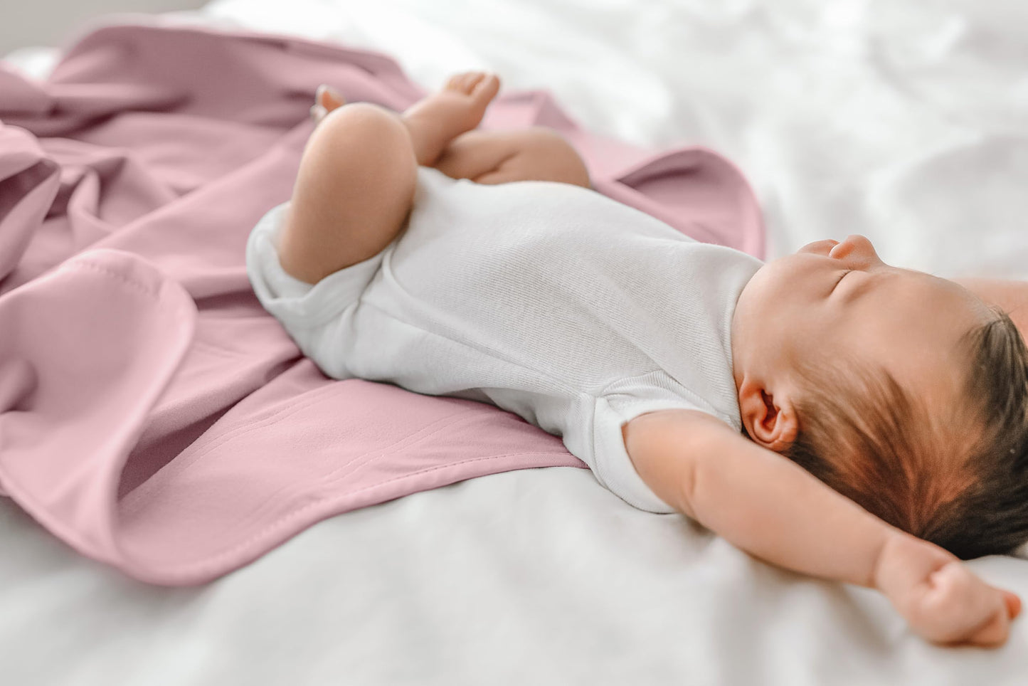 The Ollie Swaddle - Envolvente ajustable para recién nacidos | Aprobado por pediatra para un sueño seguro | Fácil cierre | Armos fuera | Ligero, lavable a máquina | Fácil acceso al pañal