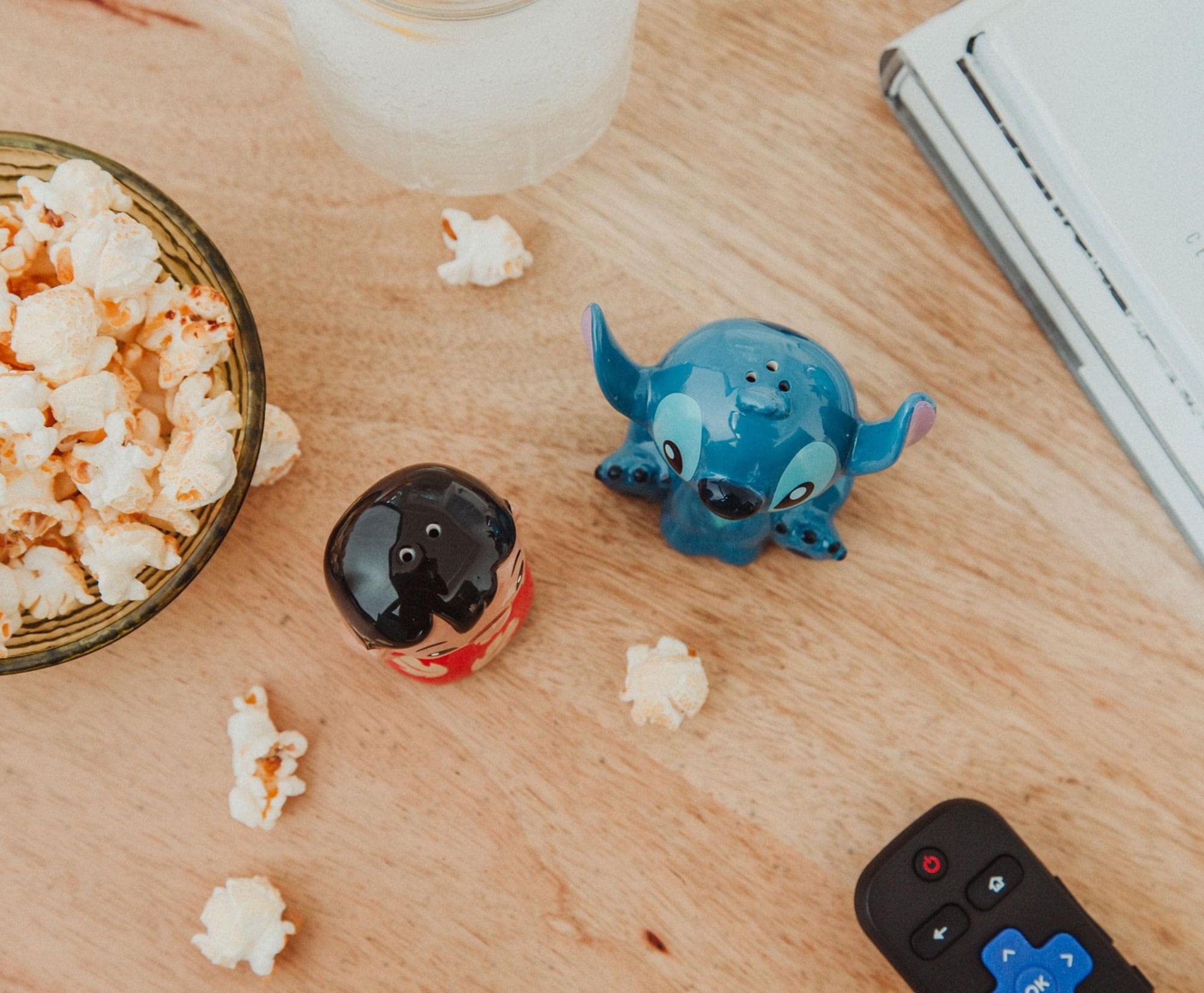 Disney Lilo & Stitch - Salero y pimentero de cerámica, juego de 2 recipientes de almacenamiento, dispensadores de especias