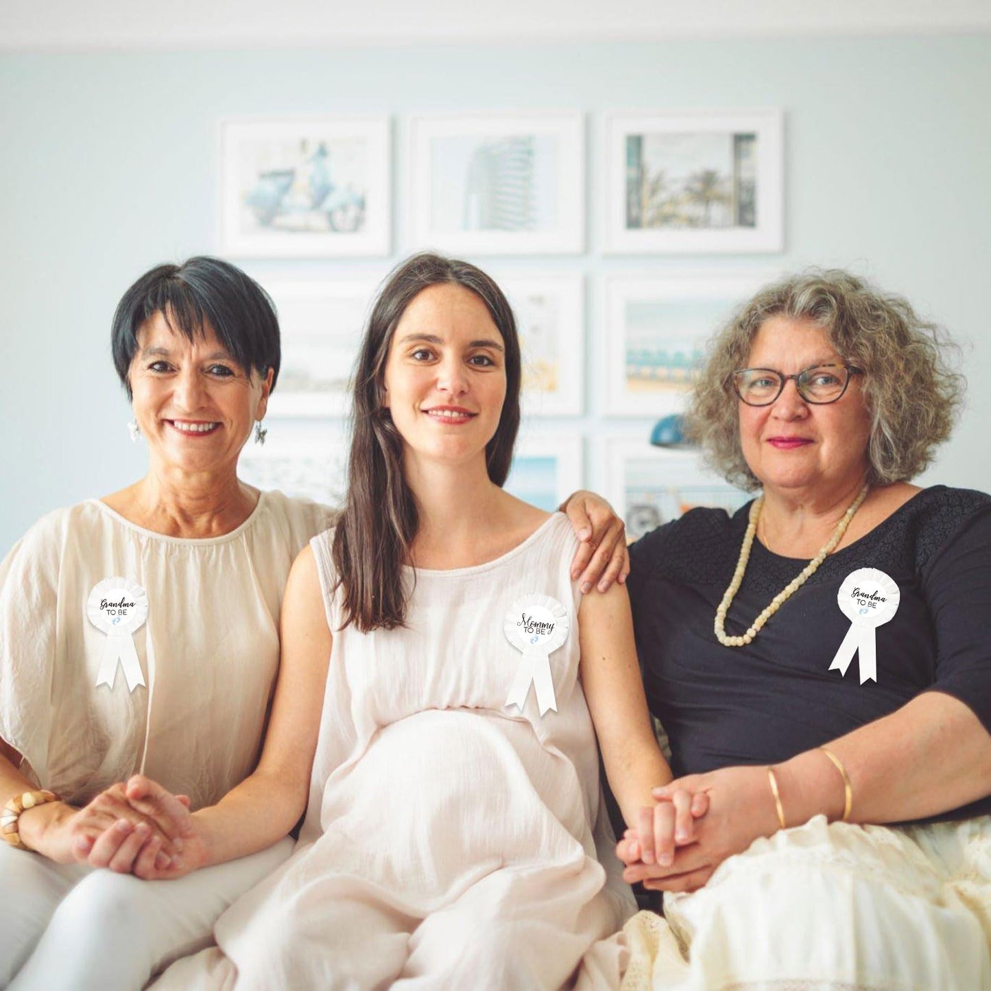 1 Pin de placa de hojalata para mami, 2 insignias para las abuelas, botón de ducha de bebé, regalos para mamá, regalo de género, revela la fiesta, bebé, niño, botón de roseta blanca, celebración del bebé (blanco, huella azul)