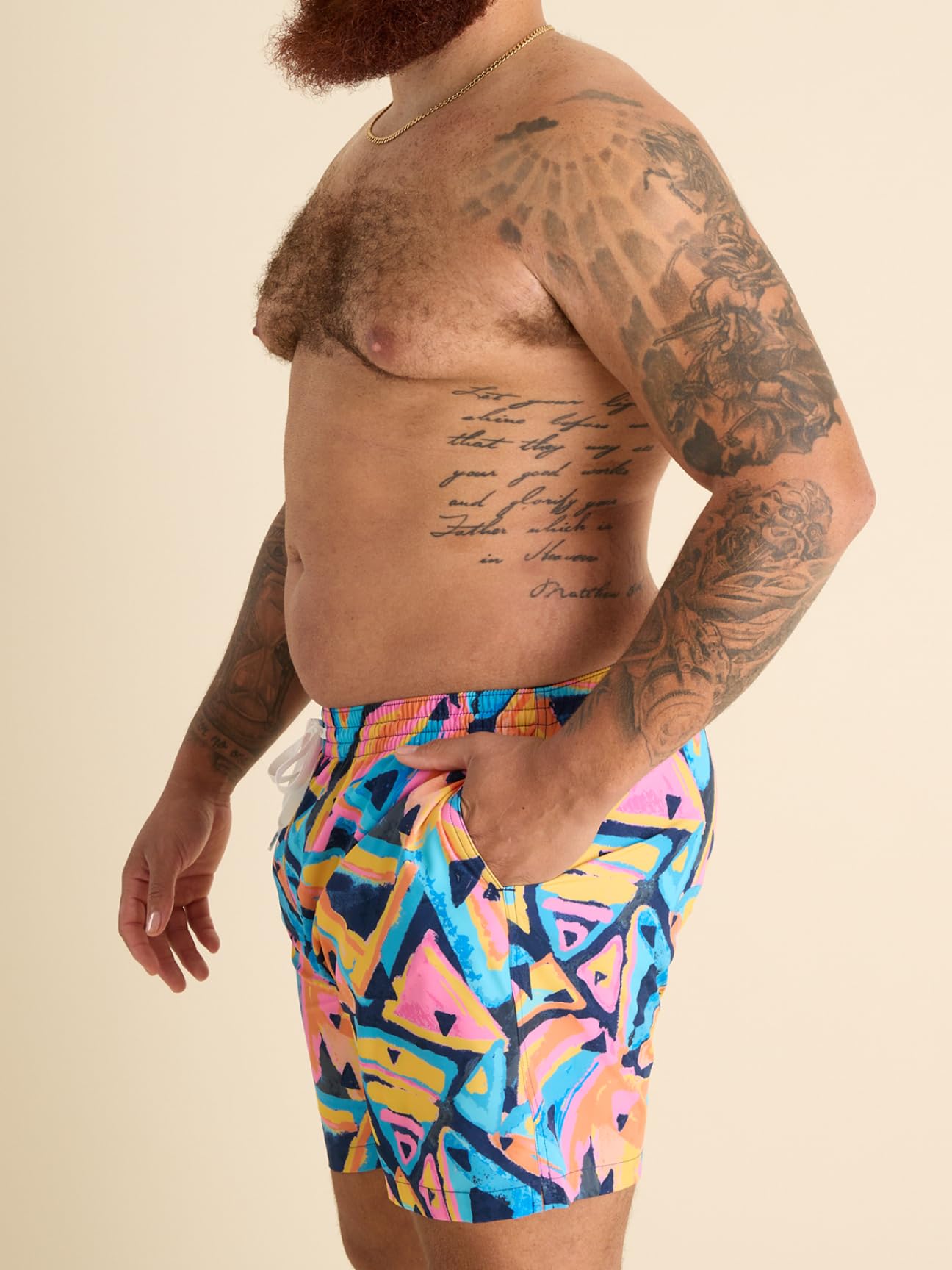 Chubbies Bañadores para hombre – Bañadores para hombre con elasticidad en 4 direcciones, pantalones cortos de playa de 5.5” con cintura elástica, cordón ajustable, forro de malla, UPF 50+ (Nachos expl