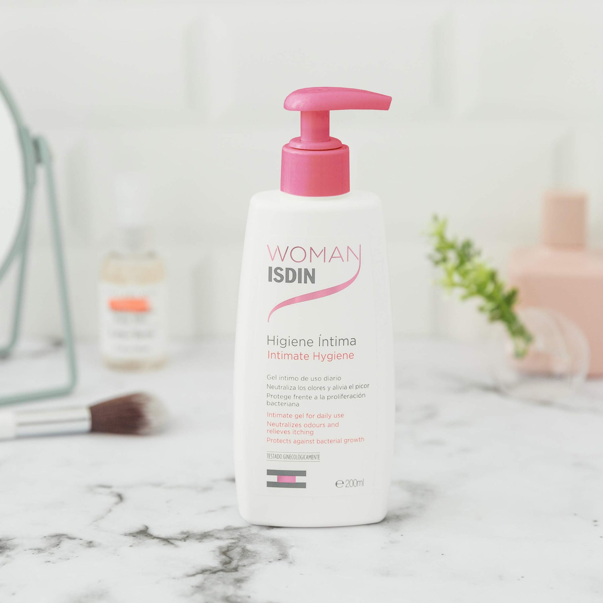 Isdinceutics Hyaluronic Booster, Sérum hidratante y calmante intensivo con ácido hialurónico, 5 ampolletas + Woman Higiene Intima, Gel de baño higiene íntima de uso diario 200ml