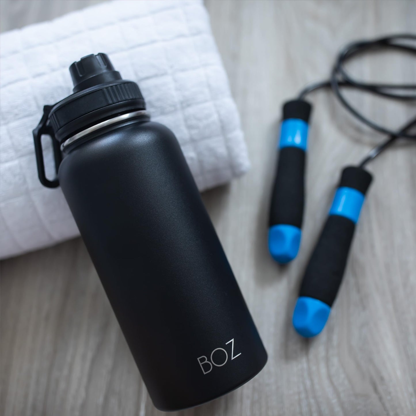 BOZ - Paquete de 2 botellas de agua de acero inoxidable, botella de agua gris + botella de agua negra, botellas de agua aisladas al aspiradora, 32 onzas, botellas de agua deportivas sin BPA para
