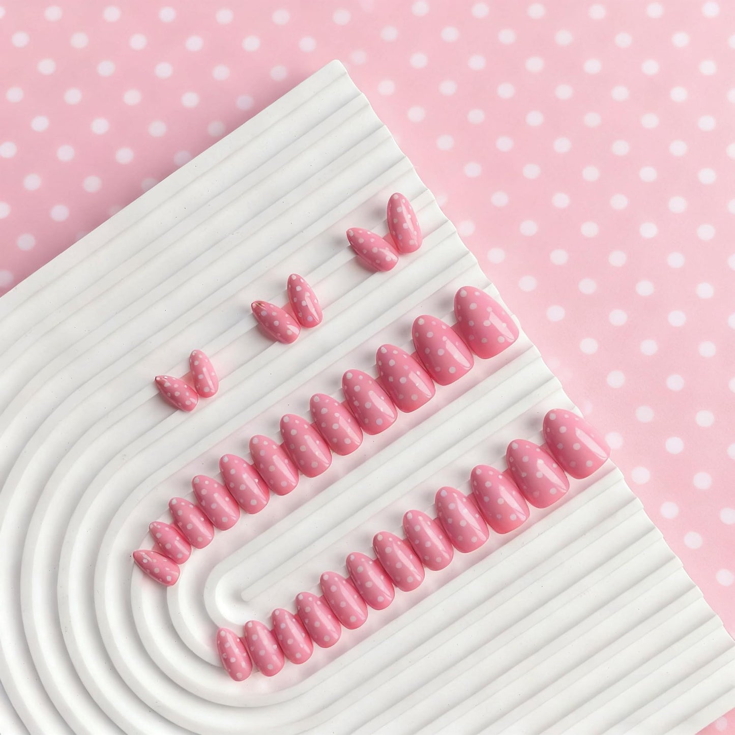 SXVME Uñas postizas acrílicas gruesas, diseño almendrado corto, 30 unidades en rosa bebé con un bonito diseño de lunares blancos, reutilizables, con pegamento de gel suave para bodas.