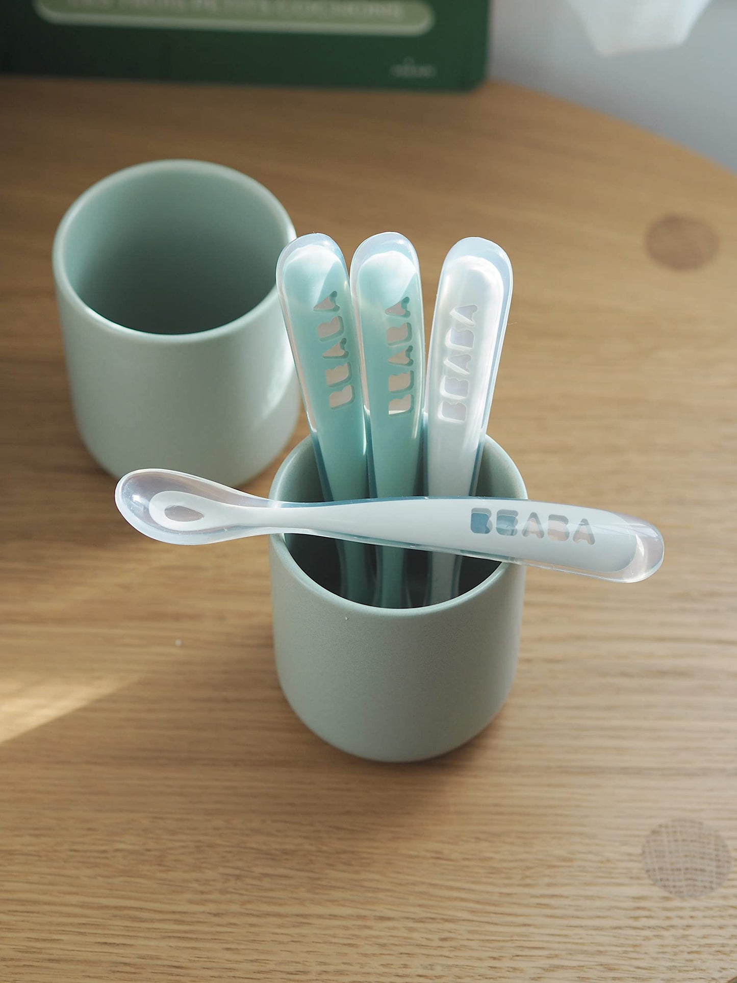 BEABA Juego de cucharas de alimentación para bebés de primera etapa, las cucharas de silicona de punta suave originales para bebés, sin ftalato de plomo BPA y sin plástico, gran juego de regalo (paquete de 4), salvia