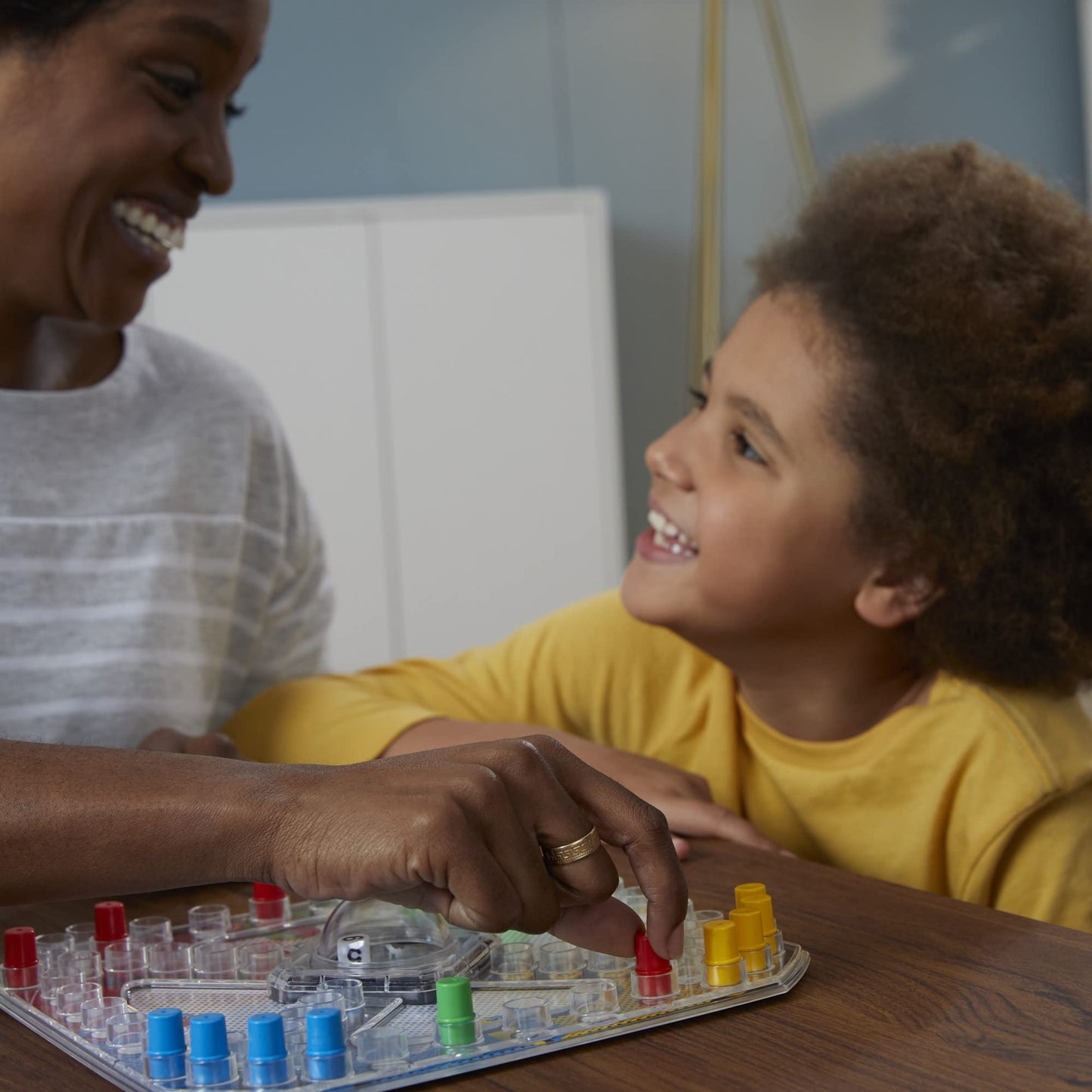 Hasbro Gaming Juego de Mesa de Problemas para niños de 5 a Partir de 2 a 4 Jugadores