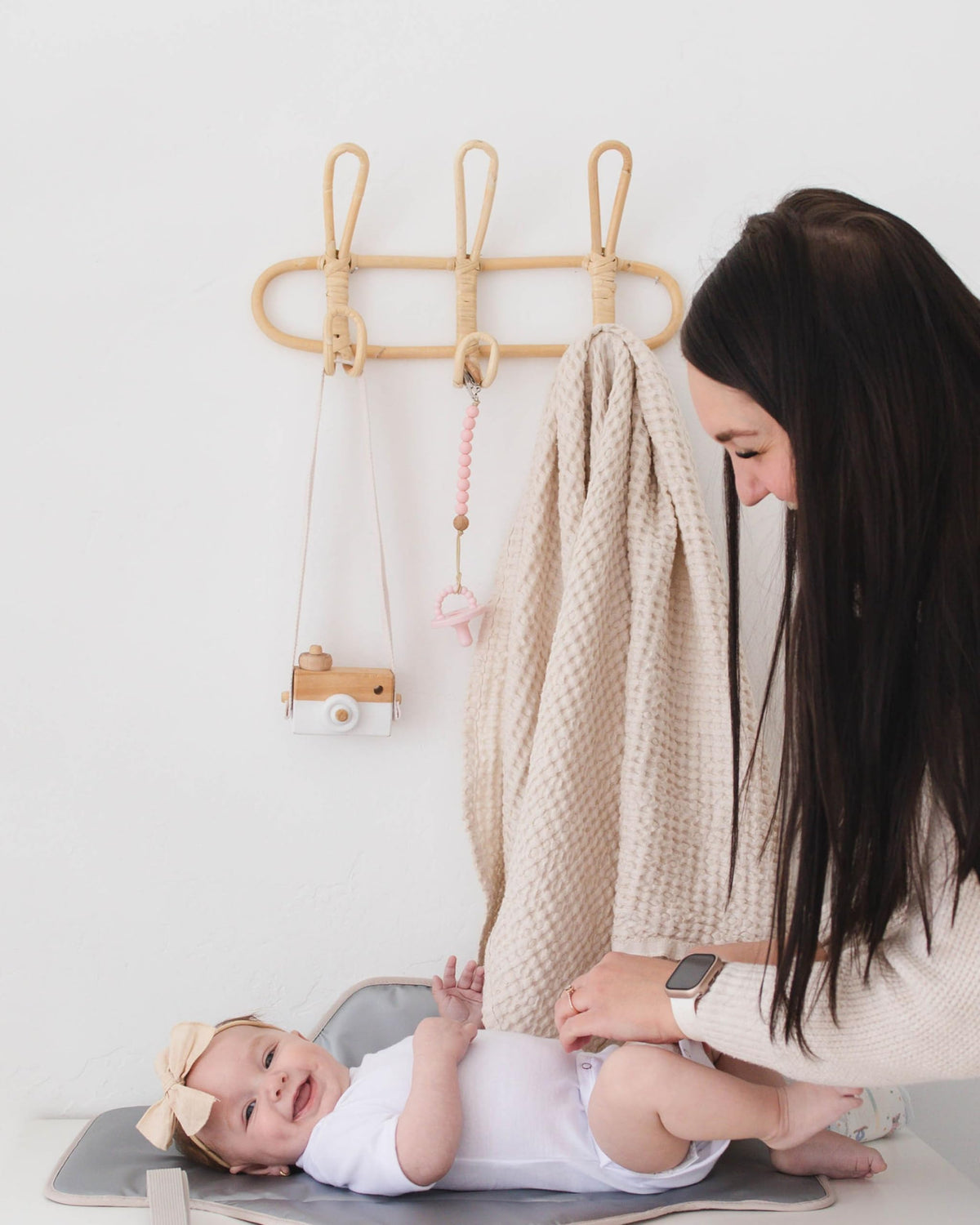 Lily Miles - Cambiador de pañales portátil, cambiador de bebé con cierres magnéticos, almohadilla de viaje para bolsa de pañales, esencial para bebé, tapete lavable e impermeable (arena suave, regular