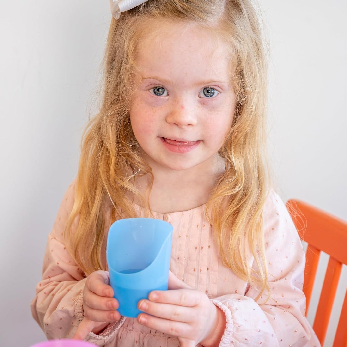 TalkTools® Copa de Terapia de Corte para Dysphagia, Oral Motor y Necesidades Especiales - Asistente de Bebida para Terapia del Habla y Soluciones de Alimentación (3 oz Azul, 2-Pack)