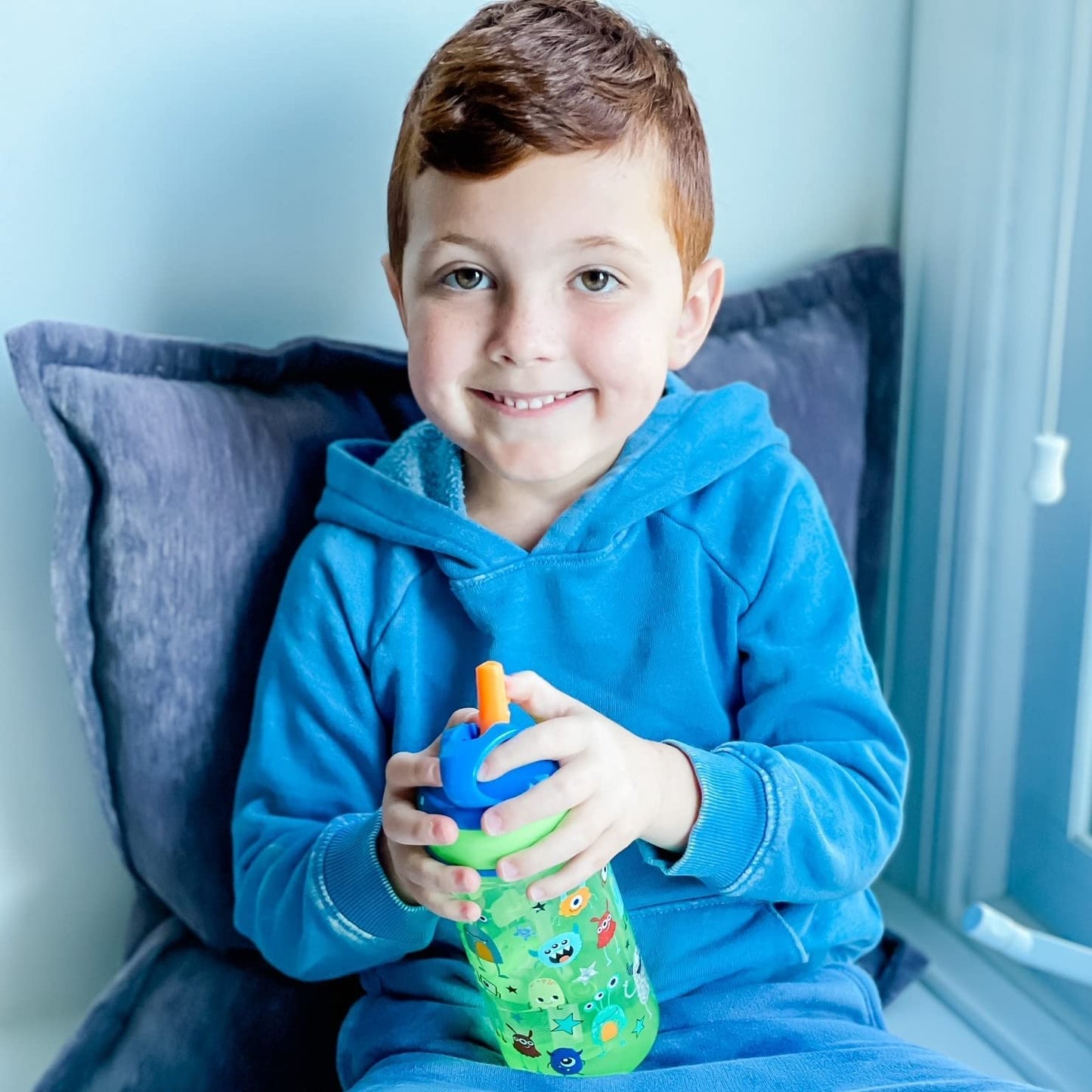 Botellas de Agua Nuby Iridiscentes para Niños con Pajita Dura a Prueba de Mordeduras Robot y Monstruo 18 Meses 540 ml Paquete de 2