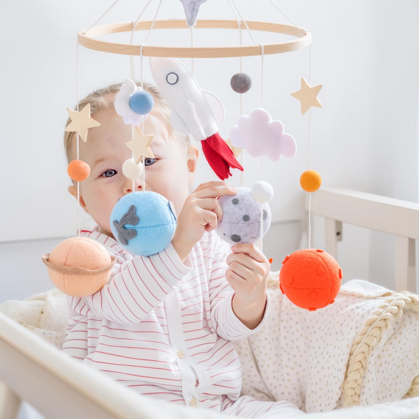 Móvil para cuna de bebé para niños y niñas, Móvil de fieltro de madera para cuna, con temática espacial de astronauta, decoración de cama de bebé, móvil para cuna, regalo para decoración de niños