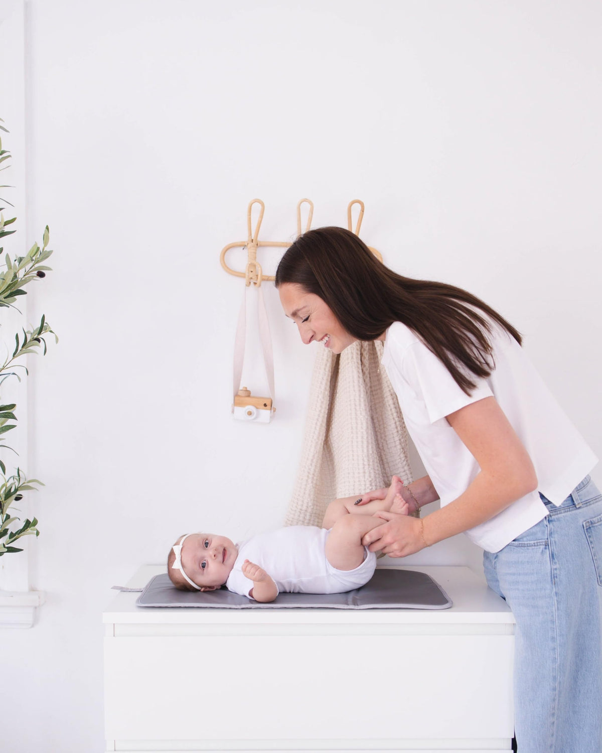 Lily Miles - Cambiador portátil para bebé, cambiador de pañales con cierres magnéticos, almohadilla de viaje para bolsa de pañales, esencial para bebé, tapete lavable e impermeable (gris jaspeado