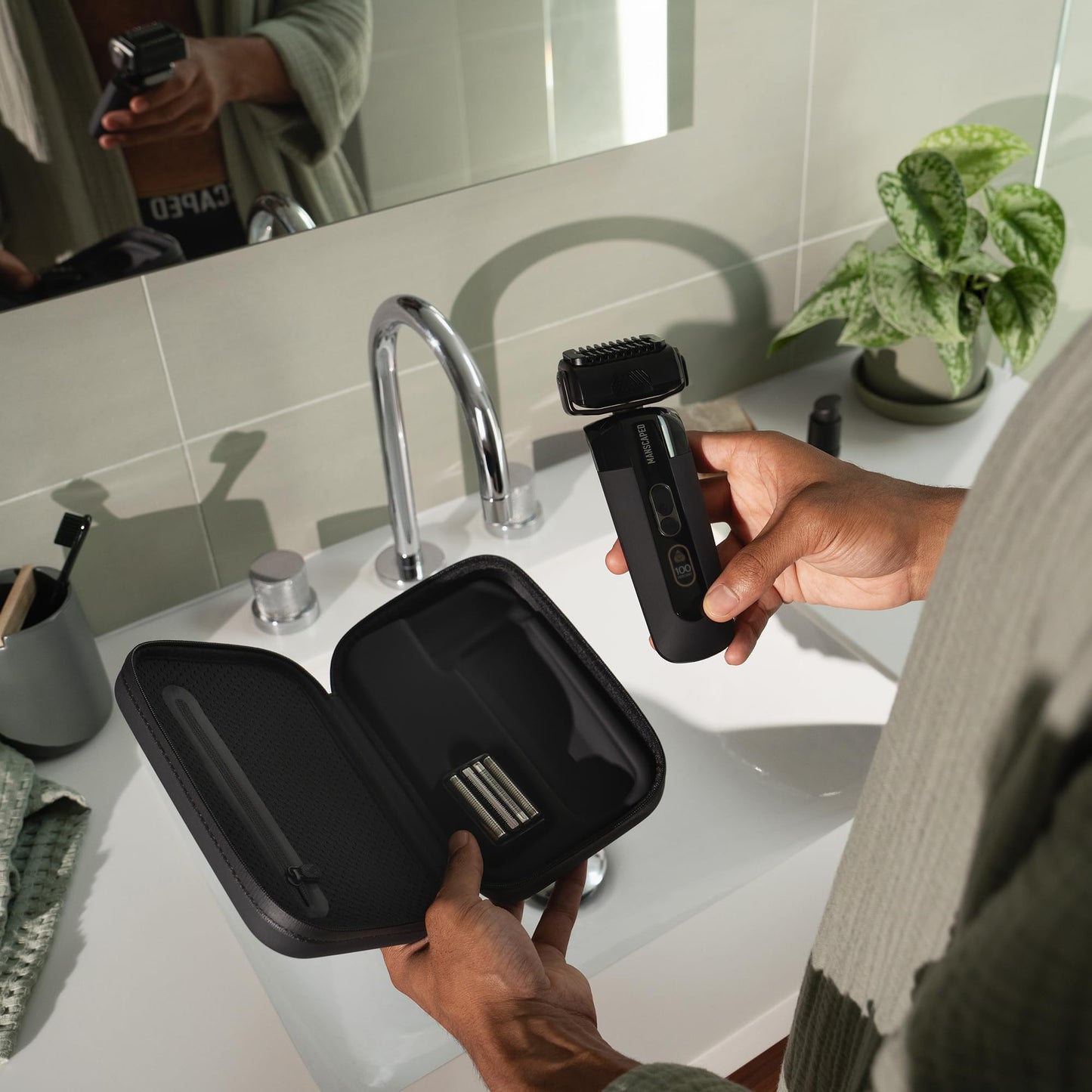 Afeitadora de láminas para hombres MANSCAPED® The Chairman™ PRO: recortadora de cuatro cuchillas SkinSafe® para barba incipiente y vello facial, carga inalámbrica y USB-C, bloqueo para viajes