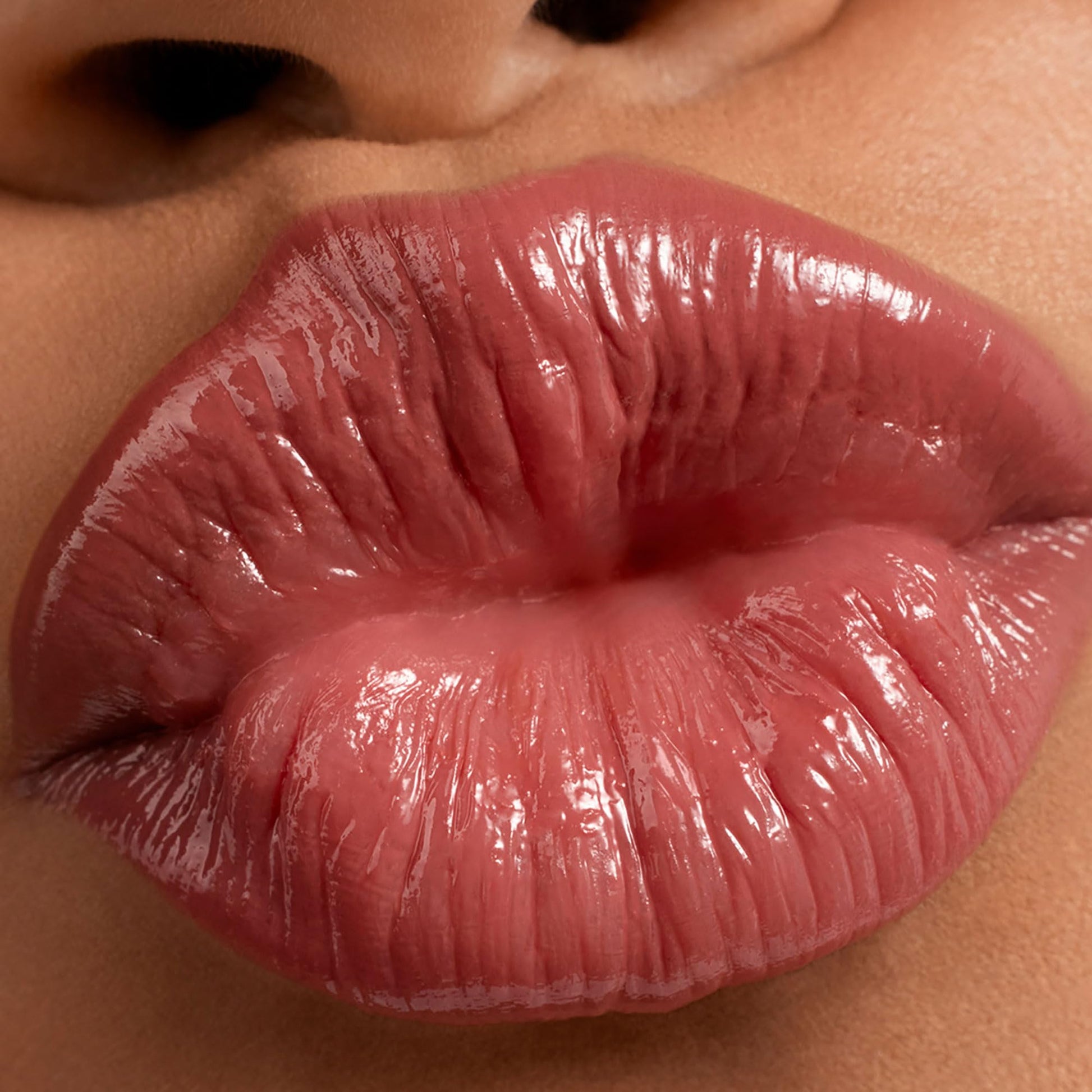 Lancôme Idôle Lip Butterglow, Bálsamo Labial con Color, Cuida, Hidrata e Ilumina con su Textura Ligera, Con 12% Escualano y Ceramidas, 50 Sheik's Rosy Nude, 3 g