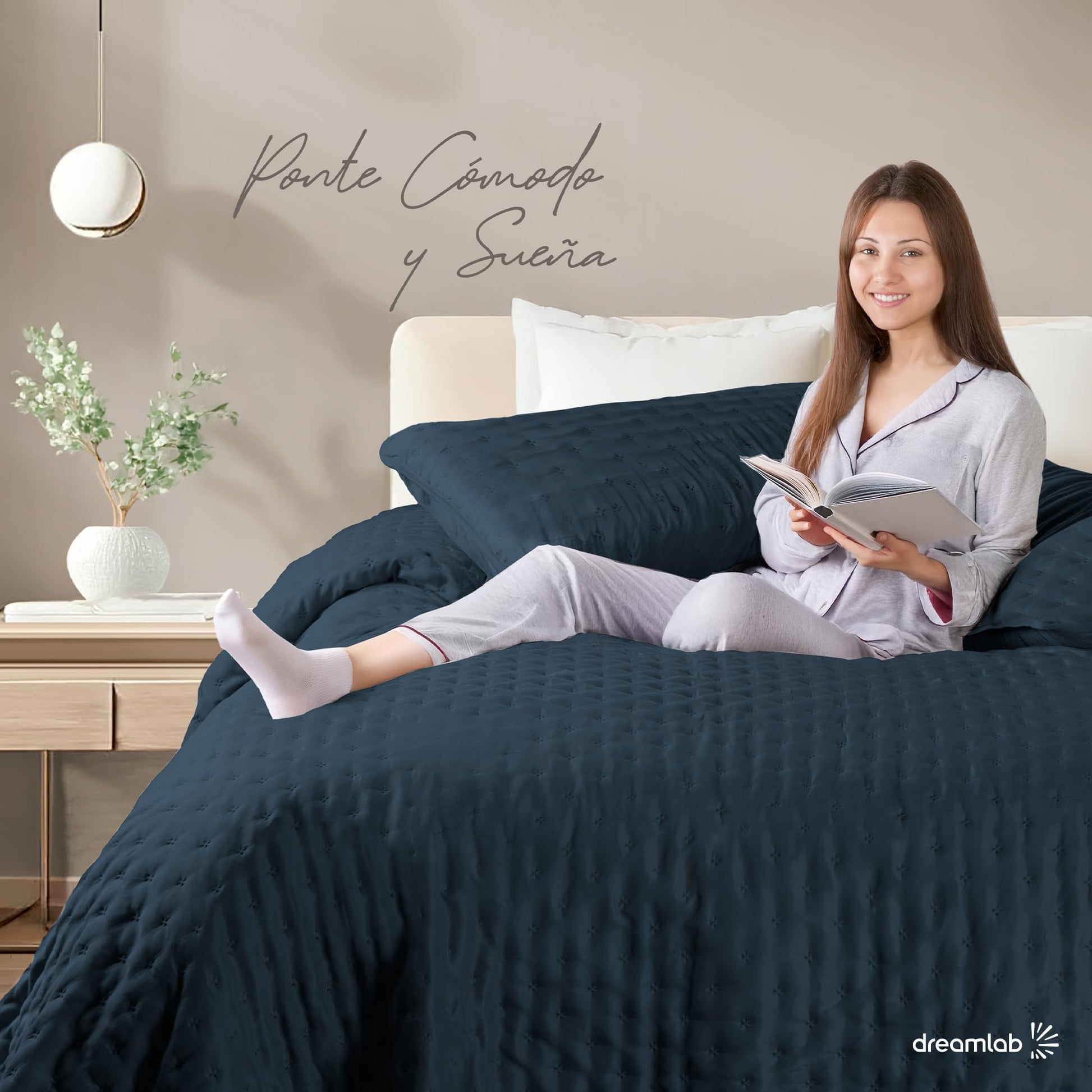 Dreamlab Colcha Ligera con 2 Fundas de Almohada, Capitonado, Ultra Suave. Hipoalergénico. Edrecolcha para Cama. Edredón para Verano y Todas Las Estaciones. (King Size 275x240 cm,Trébol,Azul Noche)