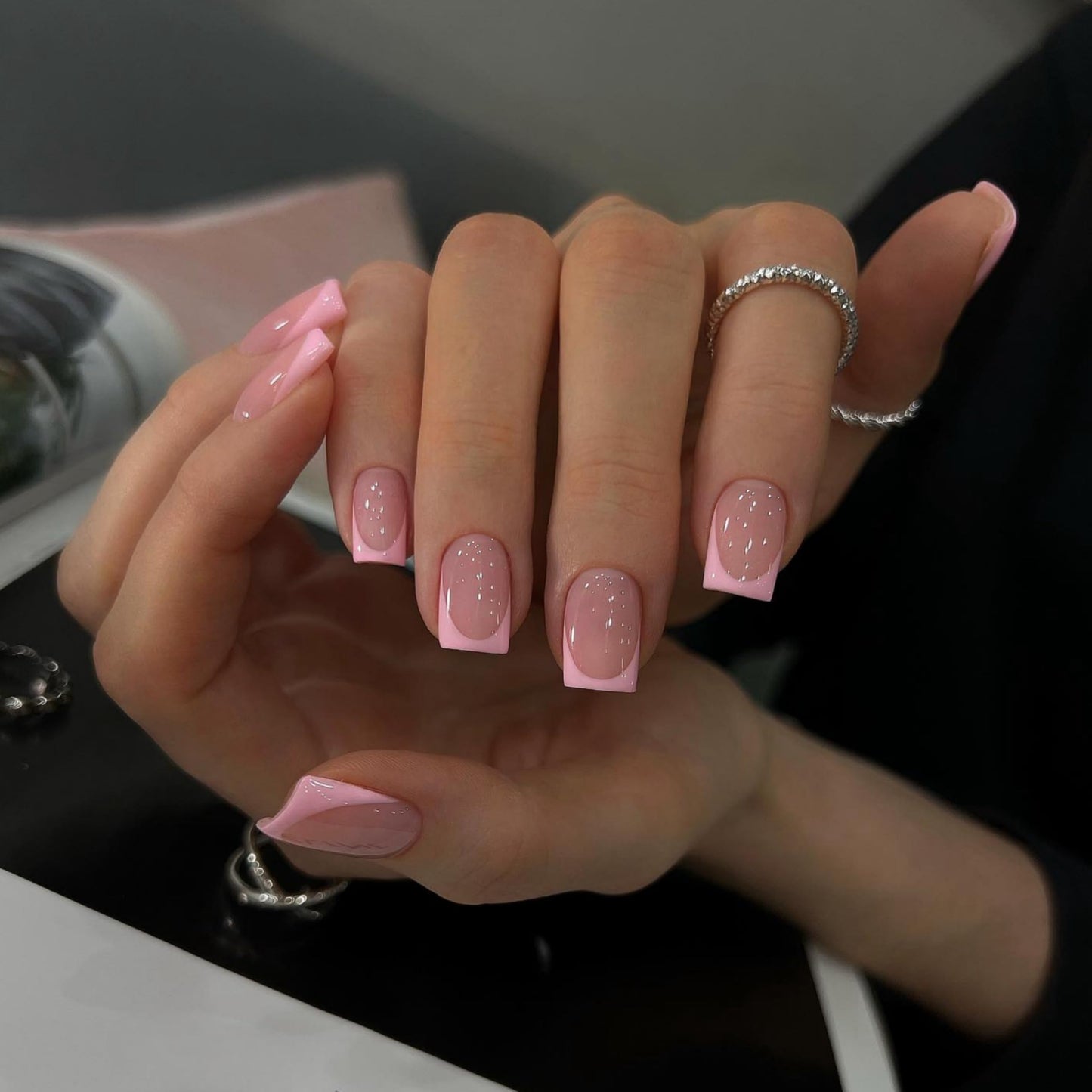 SXVME- Qué naturales son: estos diseños de uñas cuadradas con prensa francesa de color rosa claro se ven muy naturales, con un acabado perfecto que se adapta al lecho ungueal y un color base rosa nude