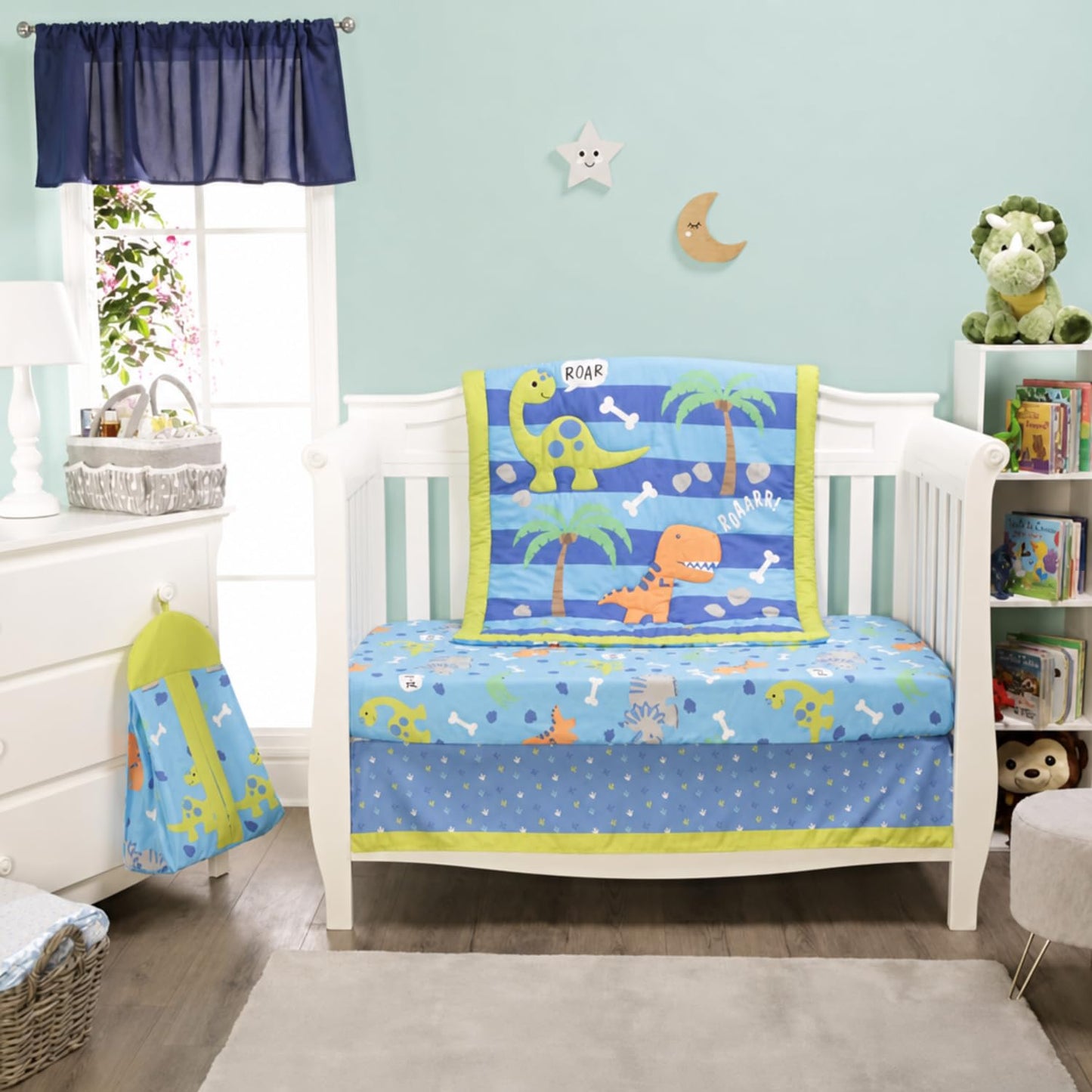 EVERYDAY KIDS Juego de cama para cuna de 4 piezas, dinosaurio, incluye edredón, sábana bajera, volantes y apilador de pañales, juego de ropa de cama para cuna de bebé