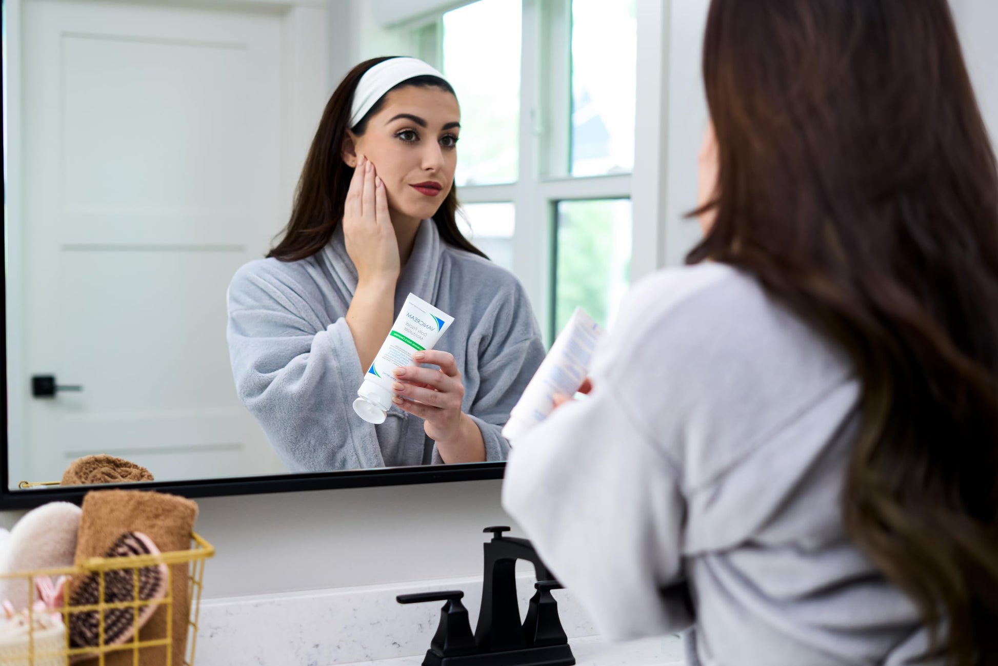 Daily Facial Moisturiser, With Hyaluronic Acid, 5 Key Ceramides and Squalane, For Sensitive Skin, Fragrance and Gluten Free, pH-Balanced, Dermatologist Tested, 90ml