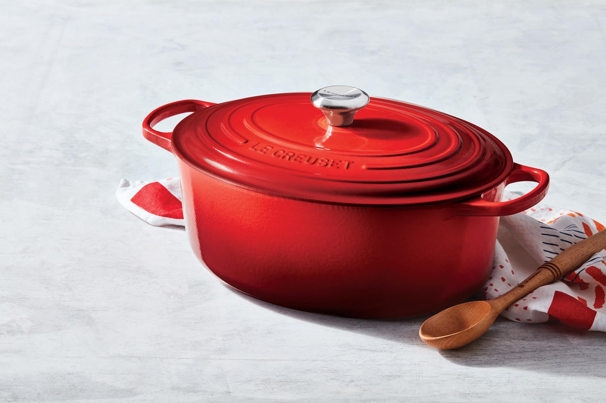 Le Creuset - Cacerola ovalada de hierro fundido esmaltado, 31 cm, 6,75 qt, color cereza