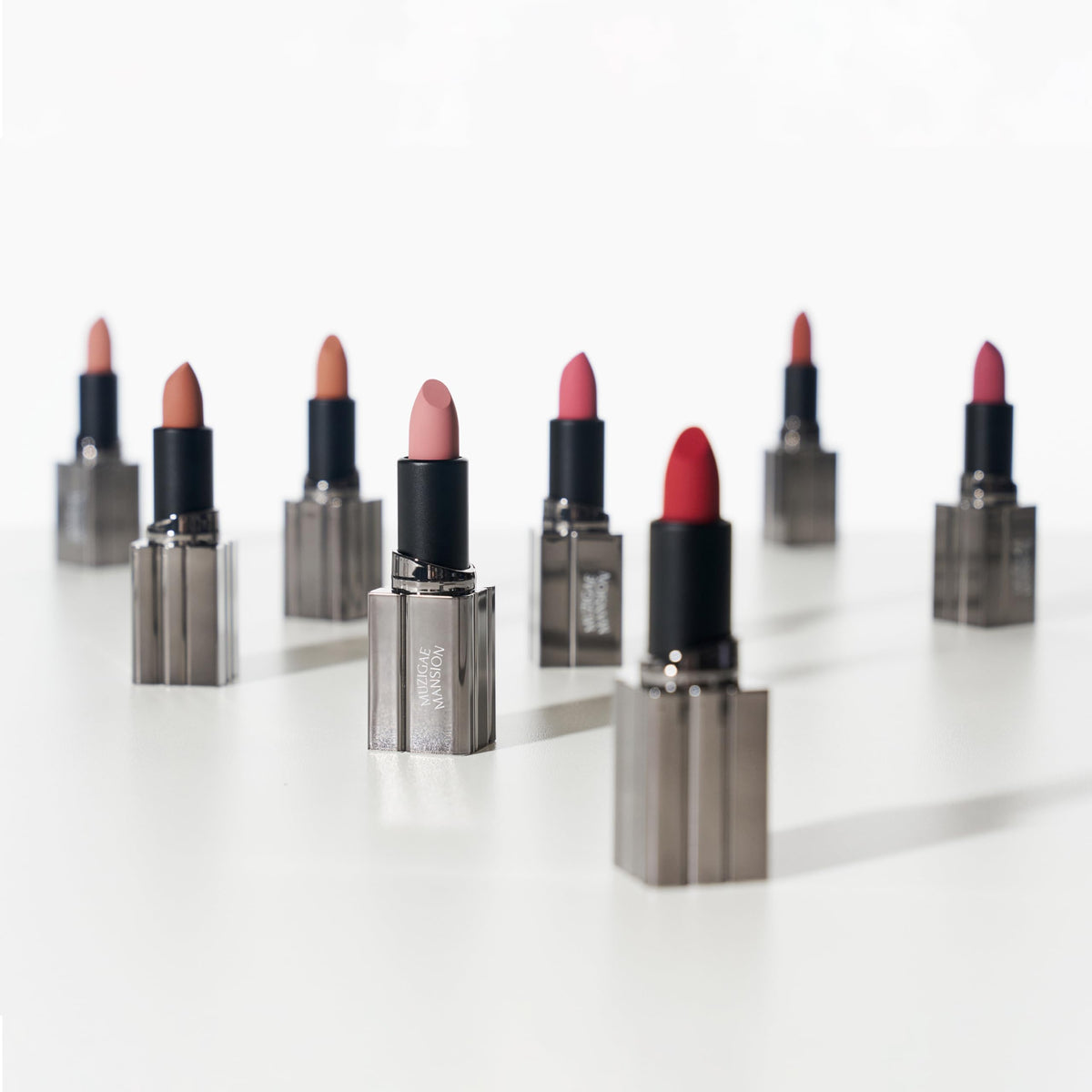 MUZIGAE MANSION Lápiz labial Blur de Moodwear: efecto difuminador suave, hidratante de larga duración, resistente al agua, K-Beauty: tonos MLBB y rojos intensos (diseño metálico elegante) (efecto di