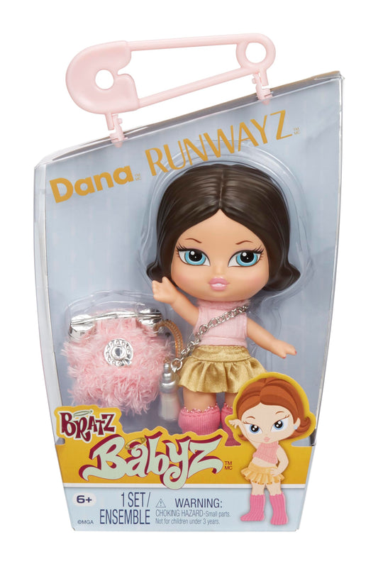Bratz Babyz Runwayz - Dana - 1 Muñeca de Moda Coleccionable con Conjunto Elegante, Muñeca Bebé con Collar Que Funciona como Llavero - Juguete Infantil - Ideal para Niños y Niñas Mayores de 6 Años