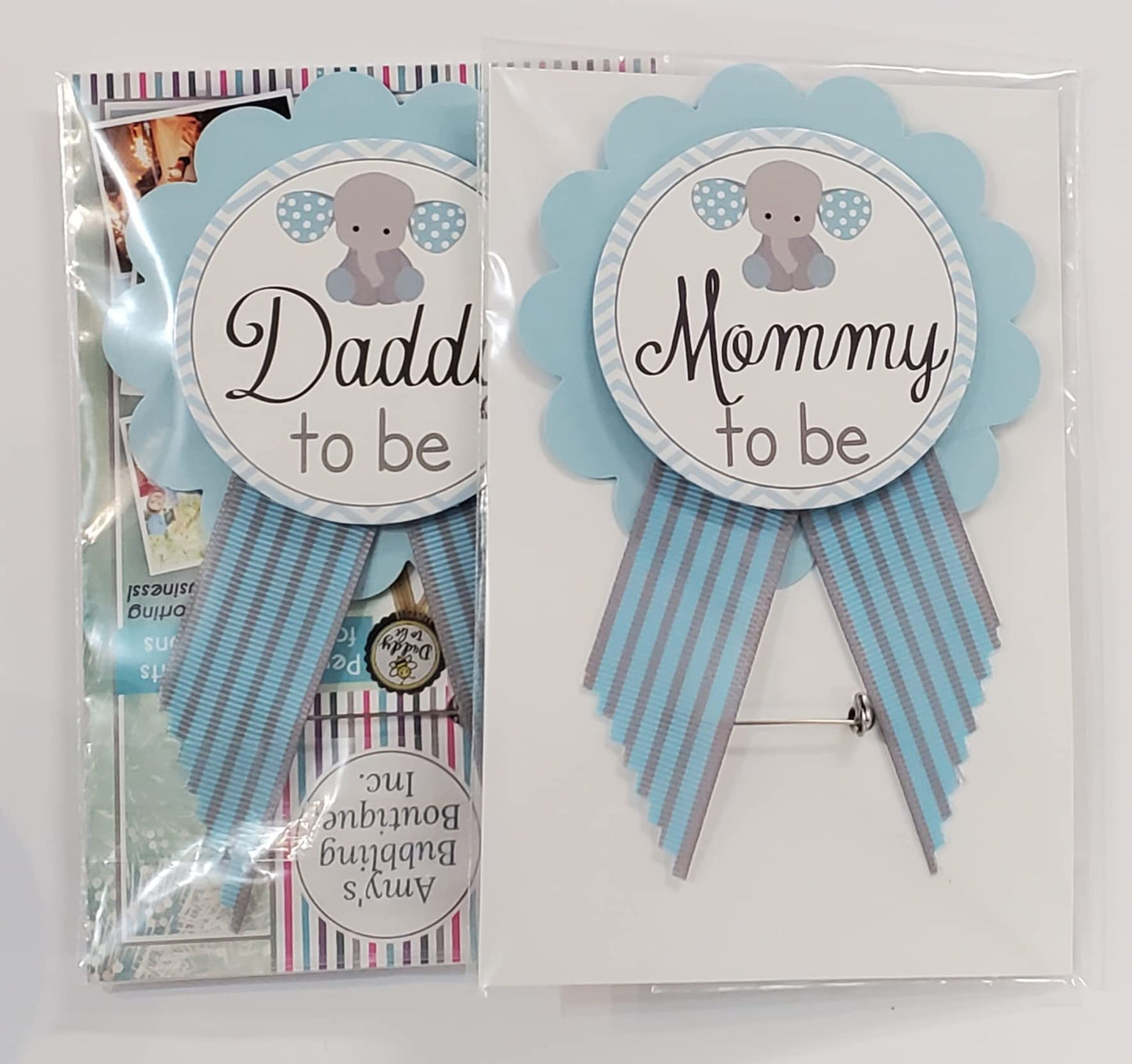 2 alfileres de botón Mommy & Daddy to Be con diseño de elefante para baby shower It's a Boy para que los padres usen, azul y blanco, Una talla, No es una piedra preciosa