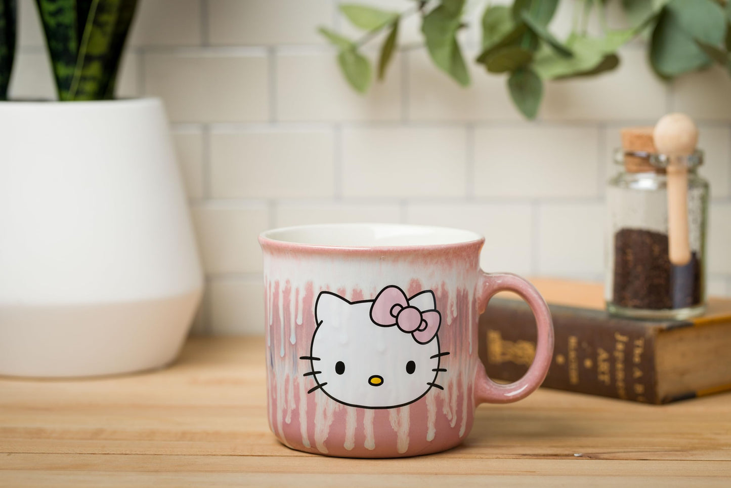 Taza de Cerámica Silver Buffalo Hello Kitty Rojo con Efecto Goteo de 20 Onzas