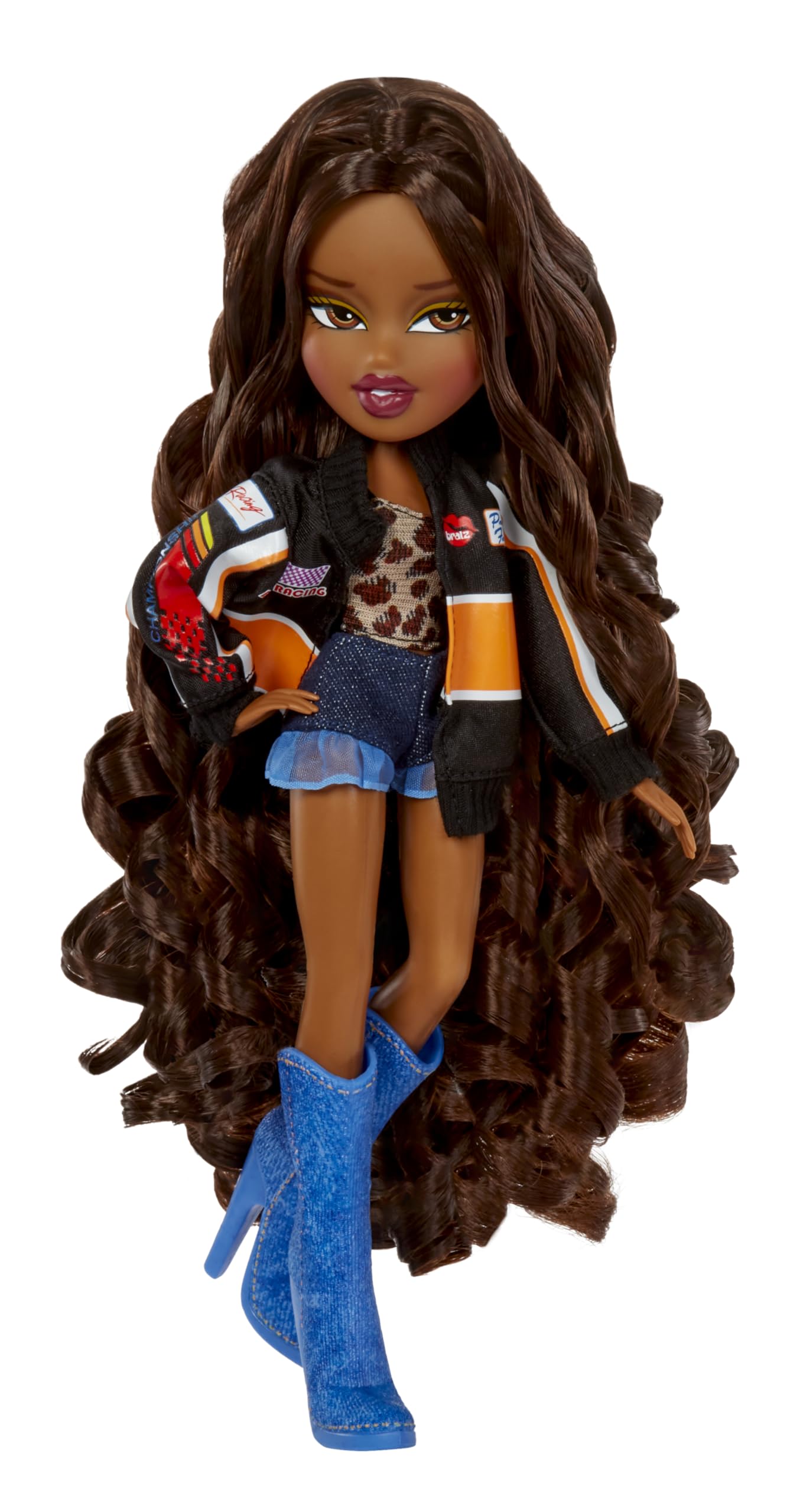 Bratz GOIN out! - Sasha - 1 Muñeca de Moda Coleccionable con Accesorios, Viene con un Conjunto, un Bolso, un Par de Gafas de Sol y un Cepillo - Juguete para Niños - para Mayores de 6 Años