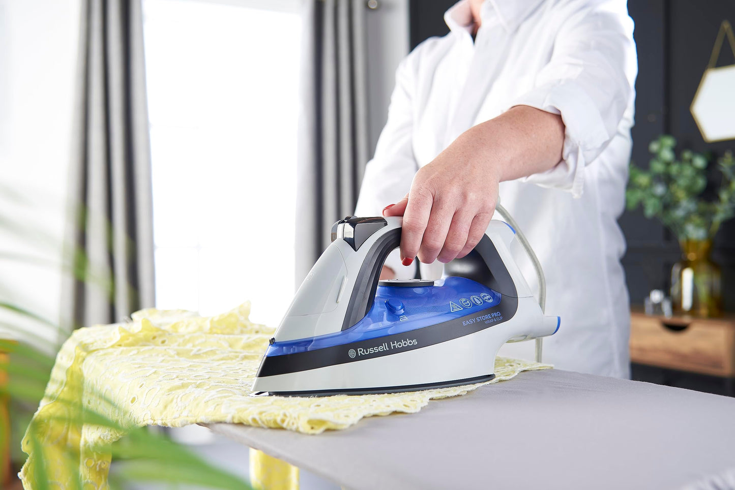 Plancha de Vapor Russell Hobbs Blanco Suela de Cerámica Ahorro de Espacio