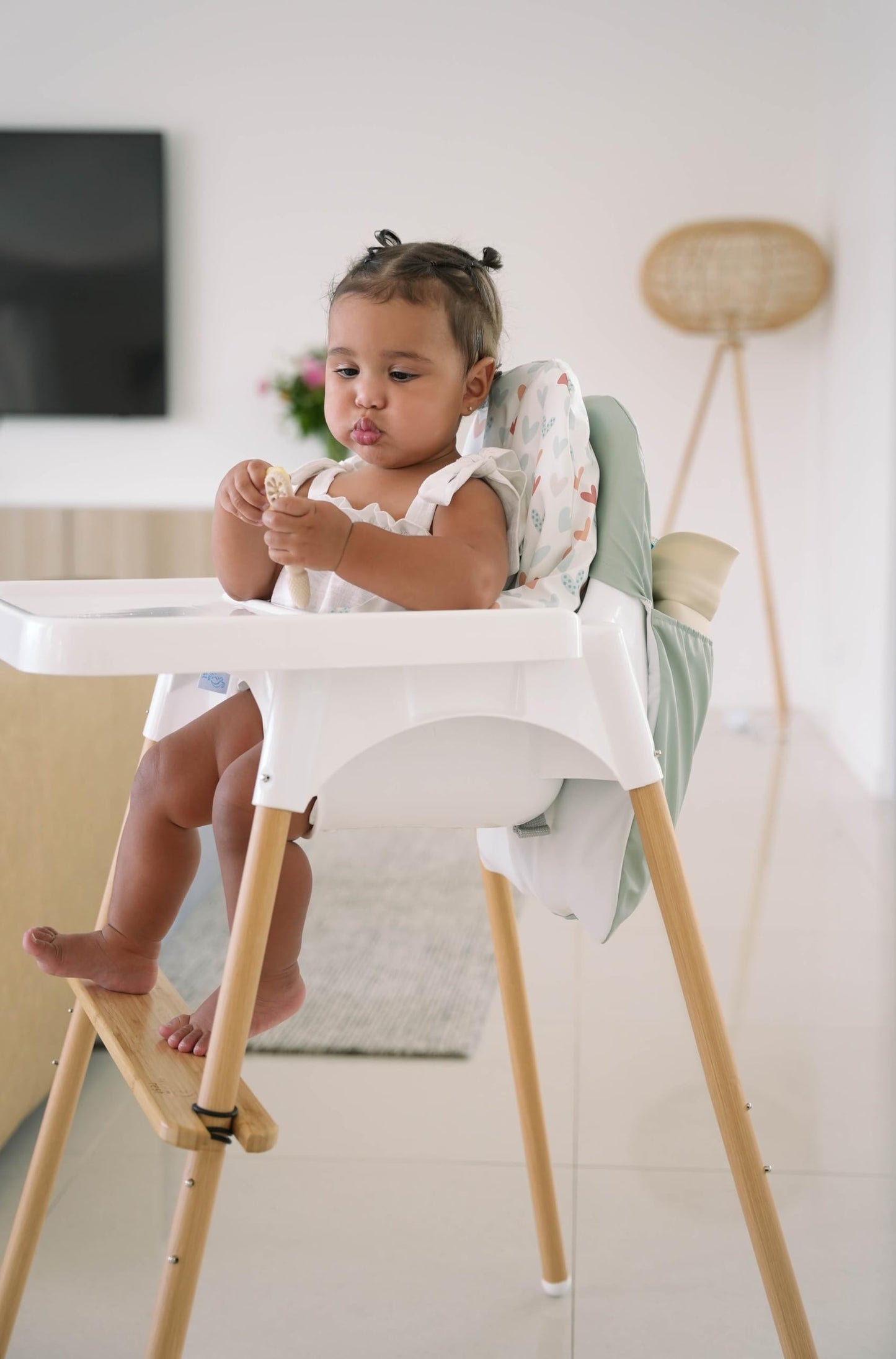 Nibble and Rest - Práctico bolsillo para silla alta, compatible con silla alta IKEA Antilop, accesorios para silla alta, material lavable e impermeable, una bolsa grande con un bolsillo interno con