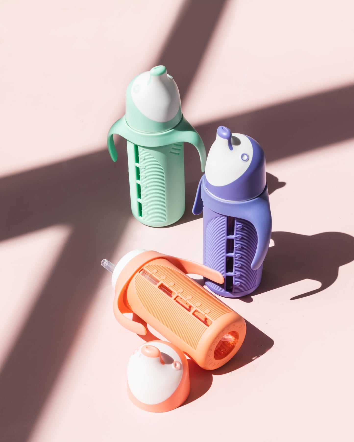 Tabor Place - Juego de 2 vasos de vidrio para niños pequeños - The Luca, verde menta y morado índigo, a prueba de derrames, pajita de silicona, 8 onzas, líquidos que nunca tocan plástico, asas