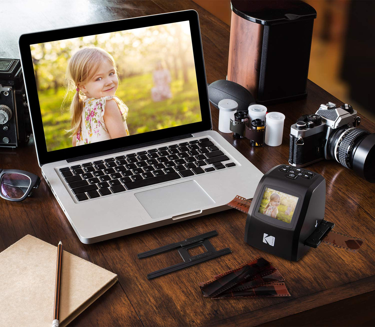 Kodak Mini escáner Digital de película y Diapositivas – Convierte 35 mm, 126, 110, Super 8 y 8 mm Negativos de película y Diapositivas a 22 megapíxeles imágenes JPEG – Incluye – Pantalla LCD 2.4 –
