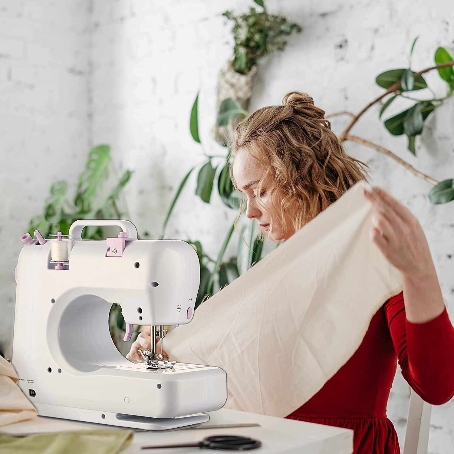 LÍMITE-MX Mini Maquina de Coser Electrica,Máquina de Coser 12 Puntadas Máquina de Coser Portatil con Luz de LED,Función de Patchwork, Costura de Botones, Cremallera, Costura Cilíndrica, Máquina de Coser Electrica(Morado)