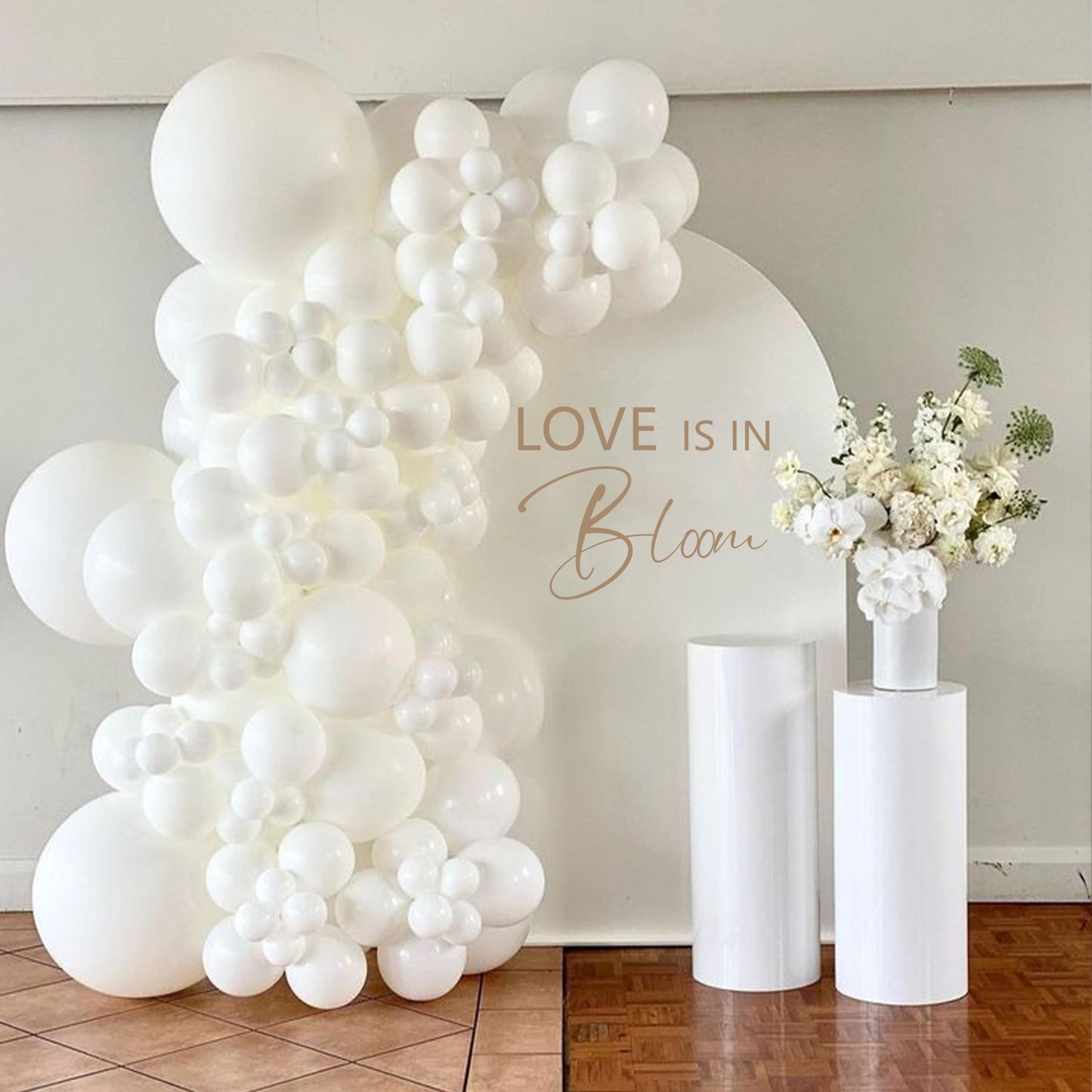 Calcomanía de pared Love is in Bloom – Fondo de despedida de soltera, despedida de soltera, compromiso, suministros de fiesta de San Valentín, decoración de fiesta de boda con suministros de fiesta café (calcomanía Love is in Bloom)